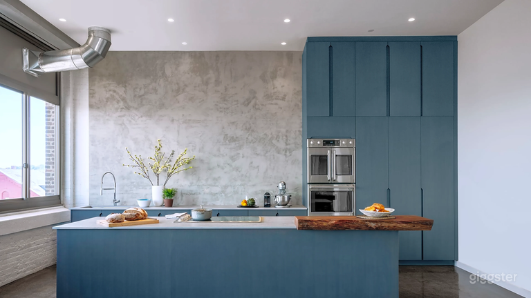  Stunning Loft with Prep Kitchen 