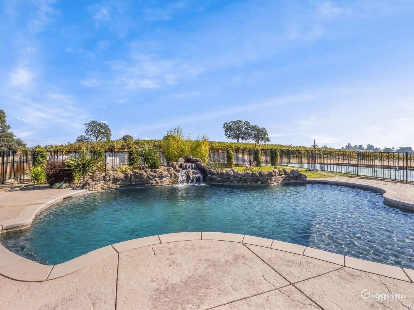 Sparkling Pool with Sun Shelf Photo 3