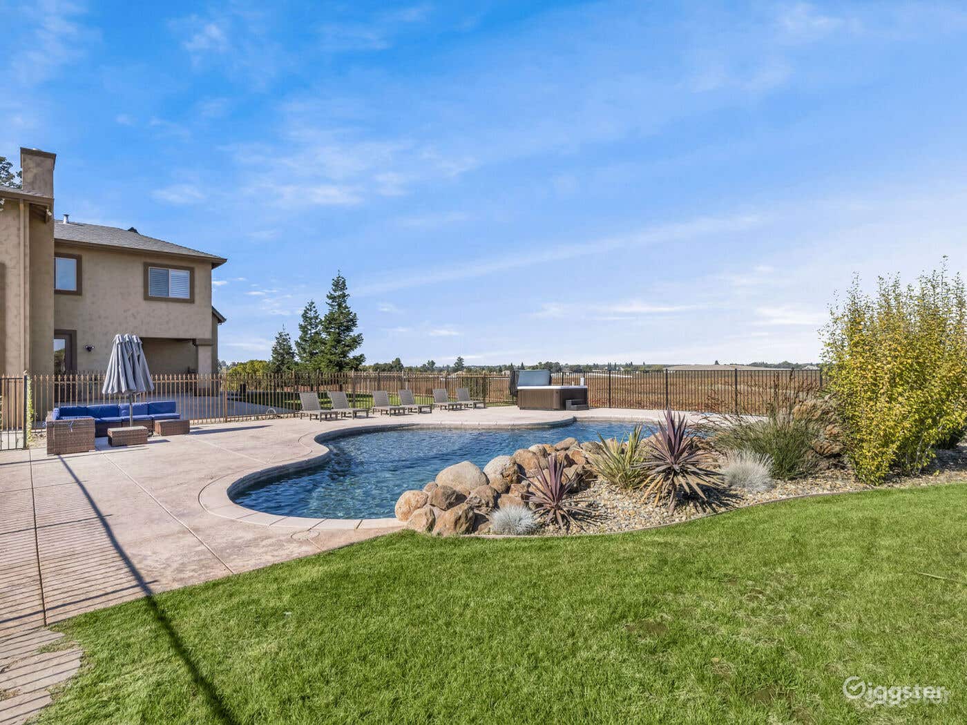 Sparkling Pool with Sun Shelf Photo 1