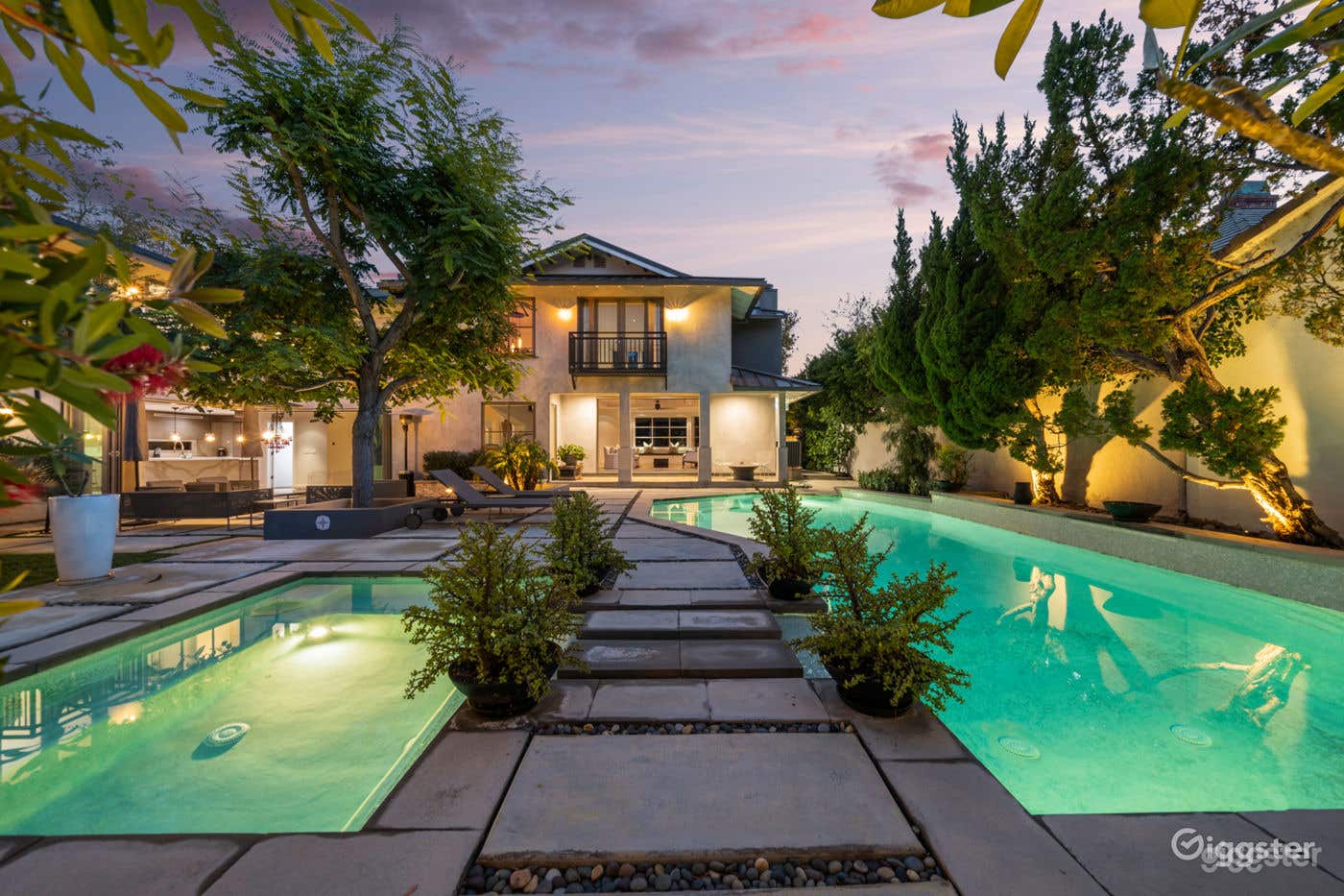  PRODUCTION-PERFECT VILLA WITH SKYLIGHTS/POOL Photo 1