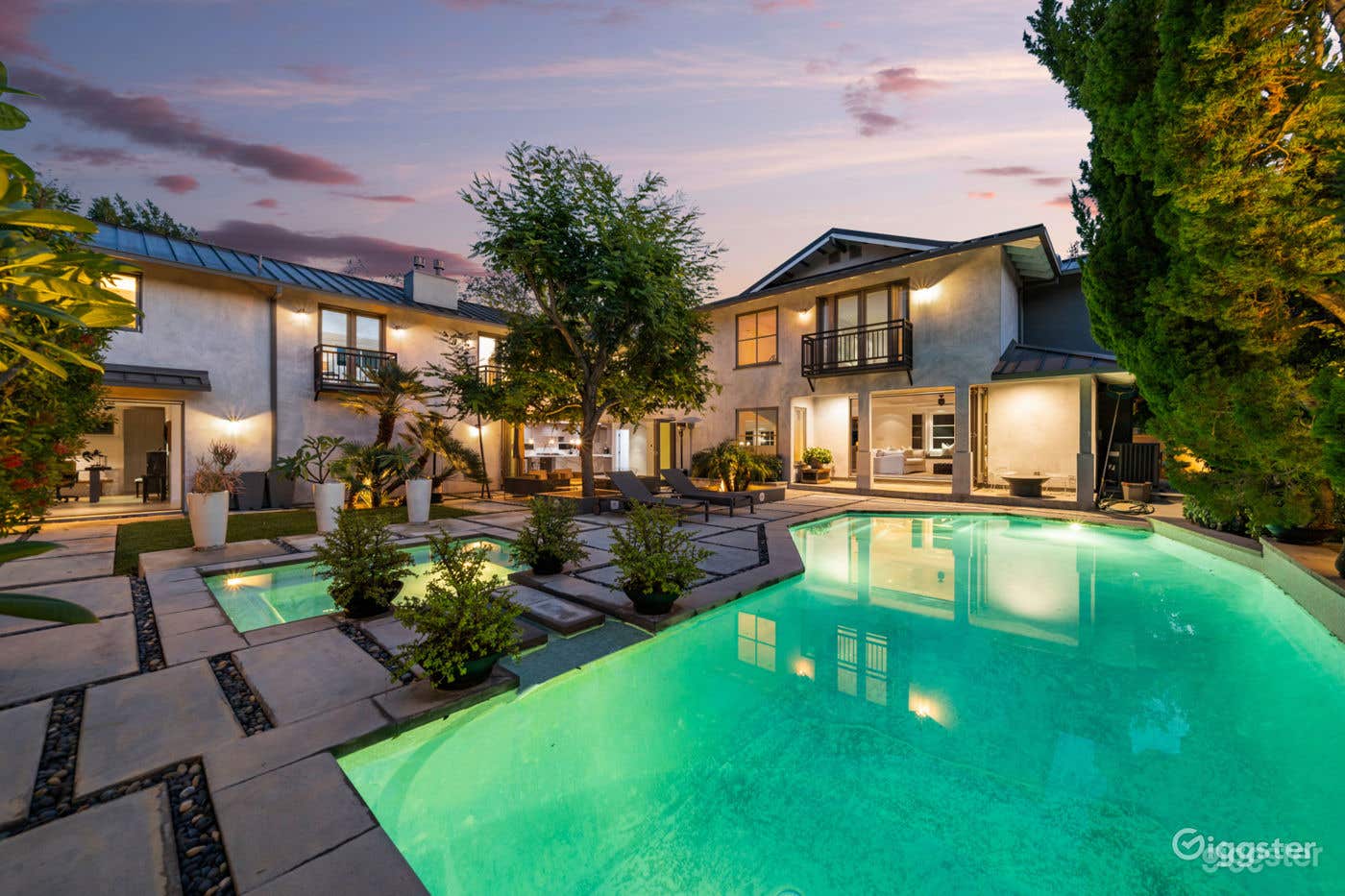  PRODUCTION-PERFECT VILLA WITH SKYLIGHTS/POOL Photo 3