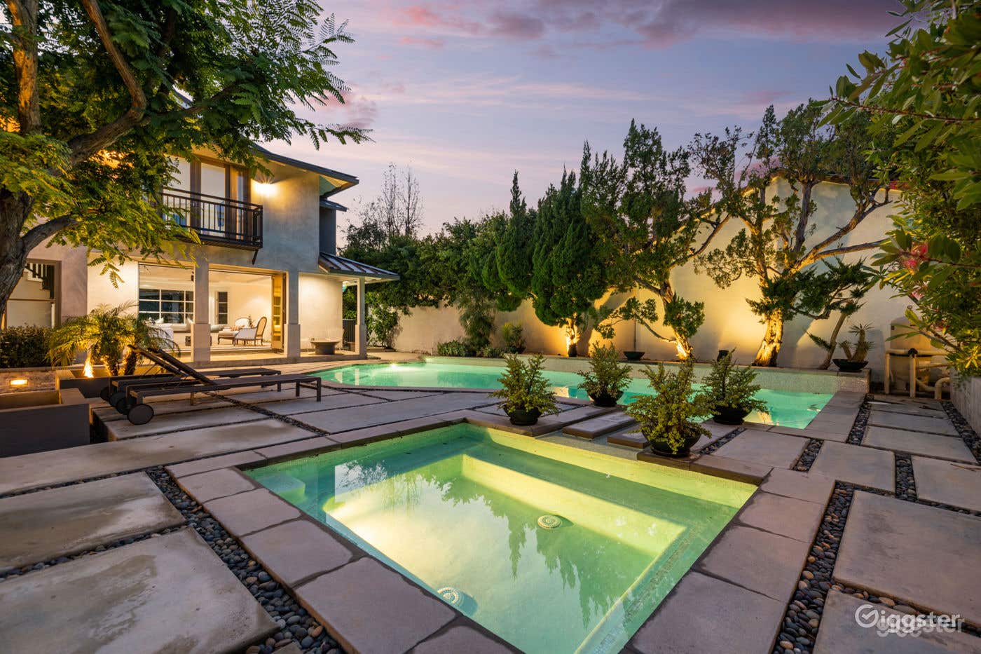  PRODUCTION-PERFECT VILLA WITH SKYLIGHTS/POOL Photo 2