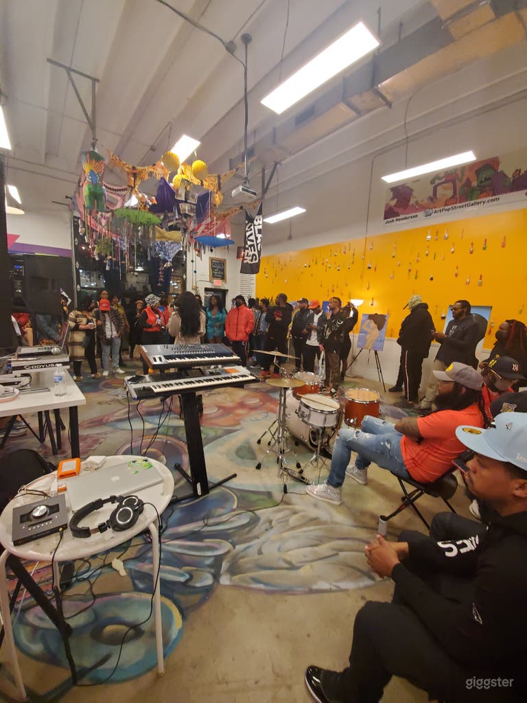  Quirky, Colorful, Creative Studio Near Uptown 