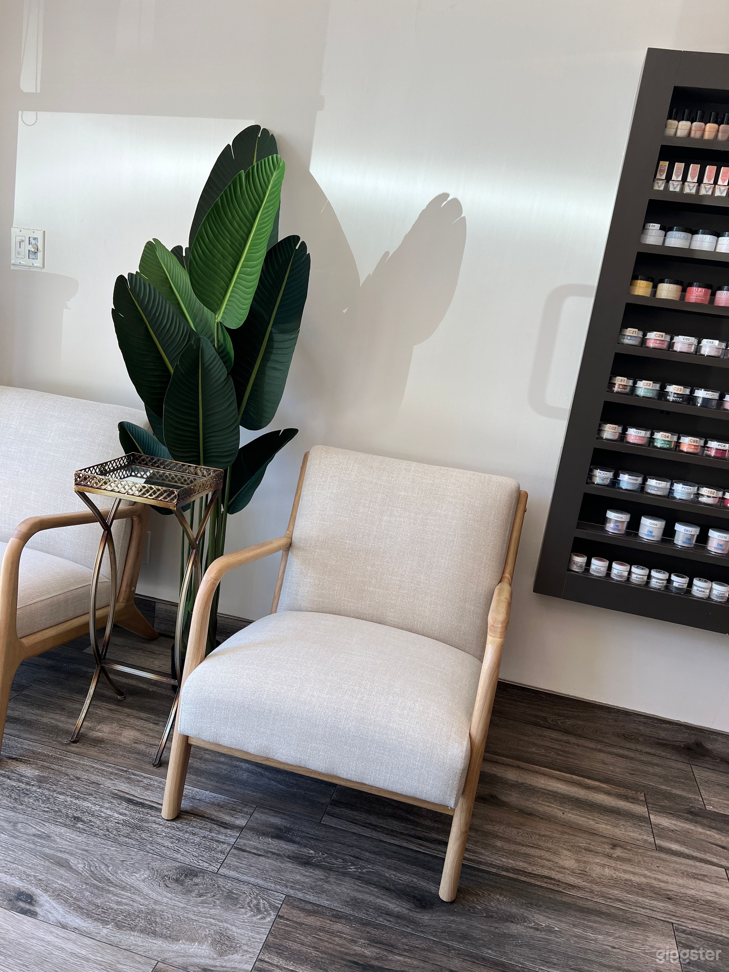 Spacious Minimalist LA Nail Salon Photo 3