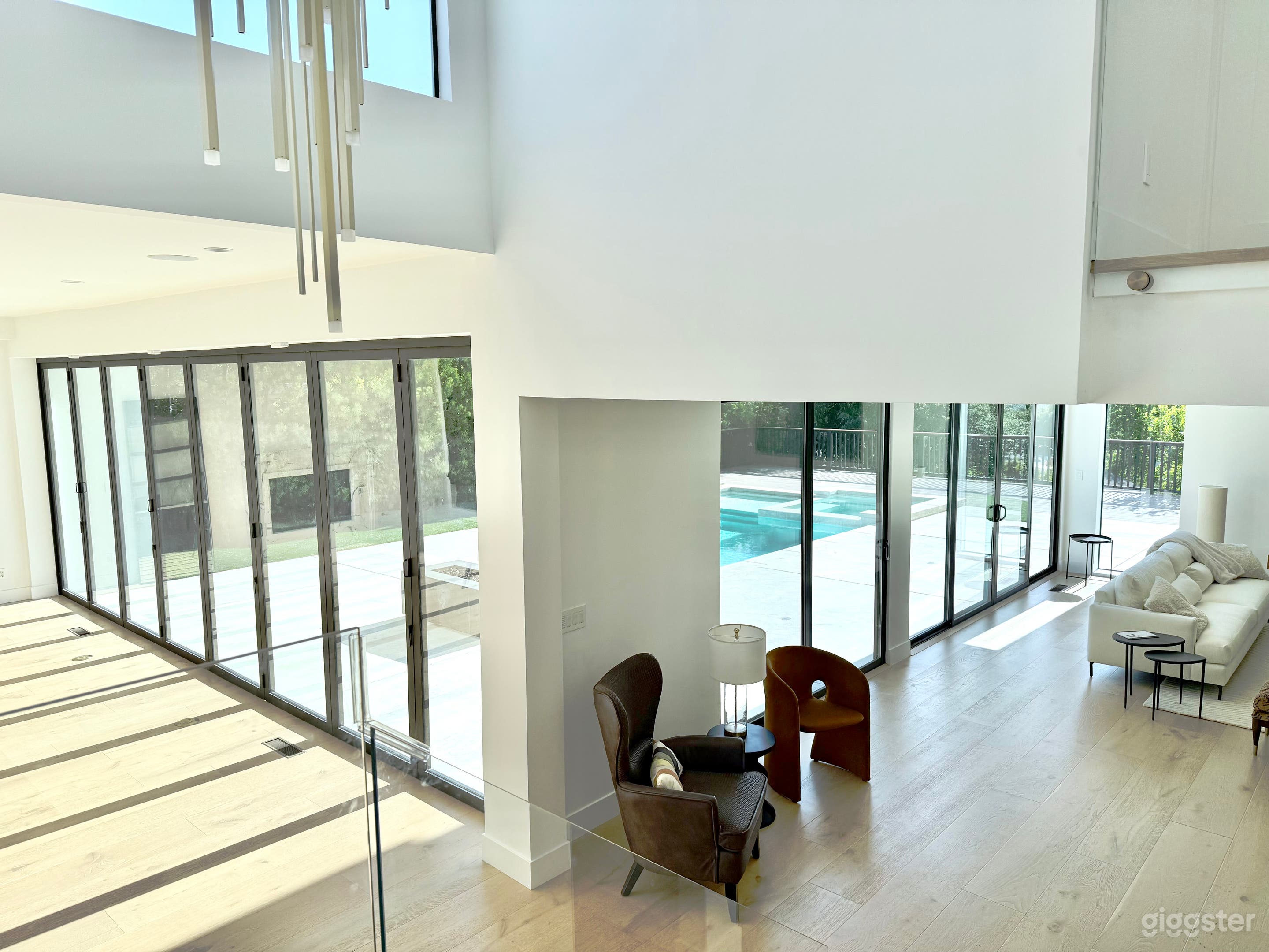 Contemporary Home, influenced by International Style, bright Photo 3