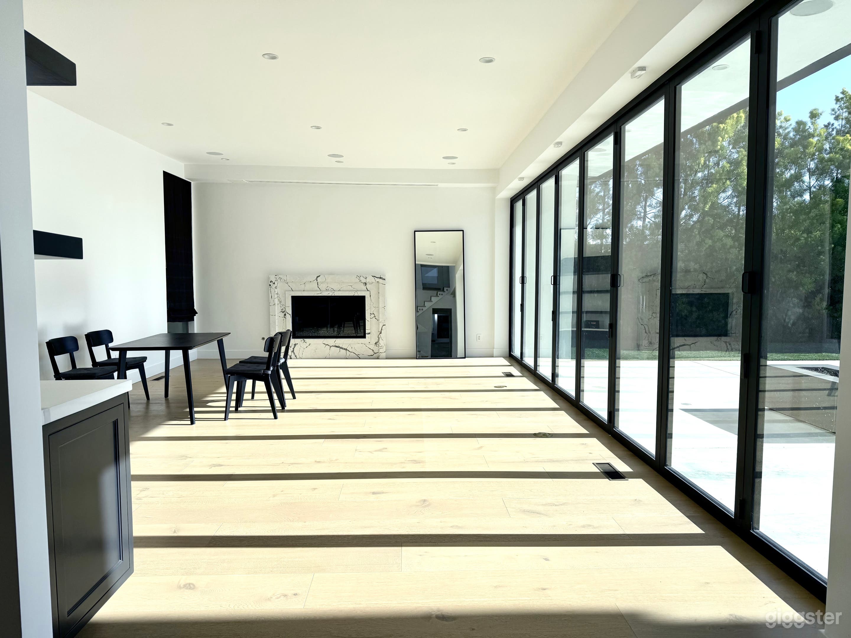 Contemporary Home, influenced by International Style, bright Photo 4