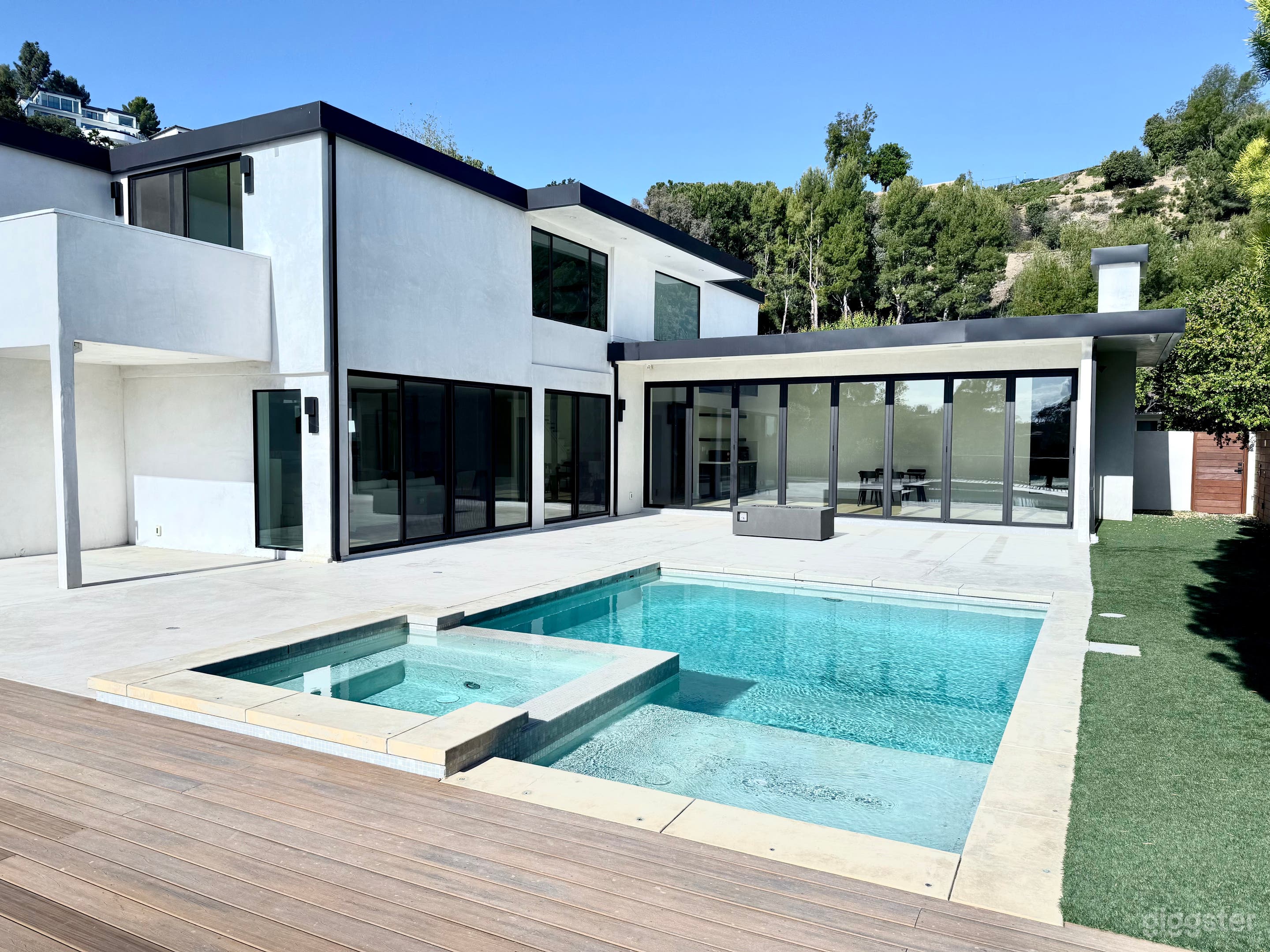 Contemporary Home, influenced by International Style, bright Photo 2