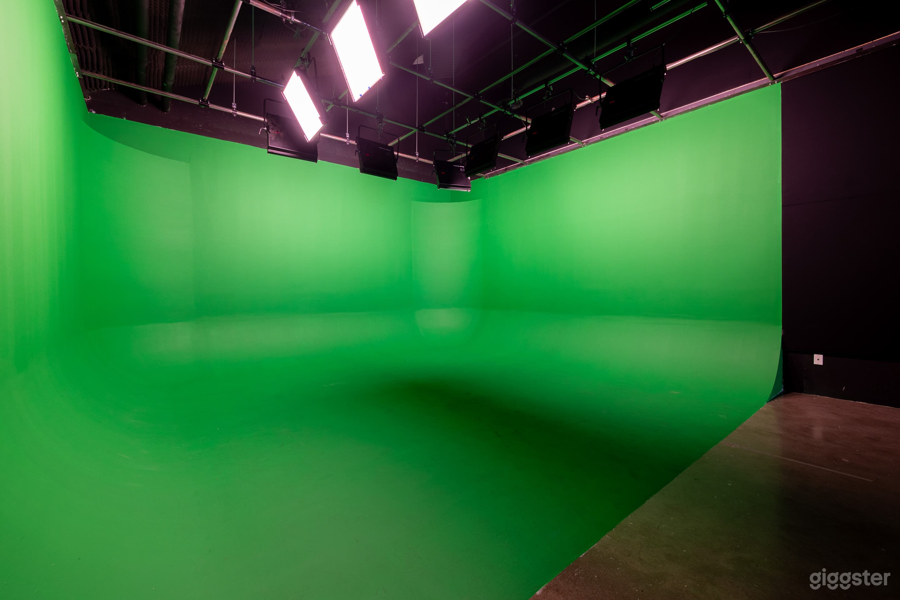 Maximum Studio B Photo 3