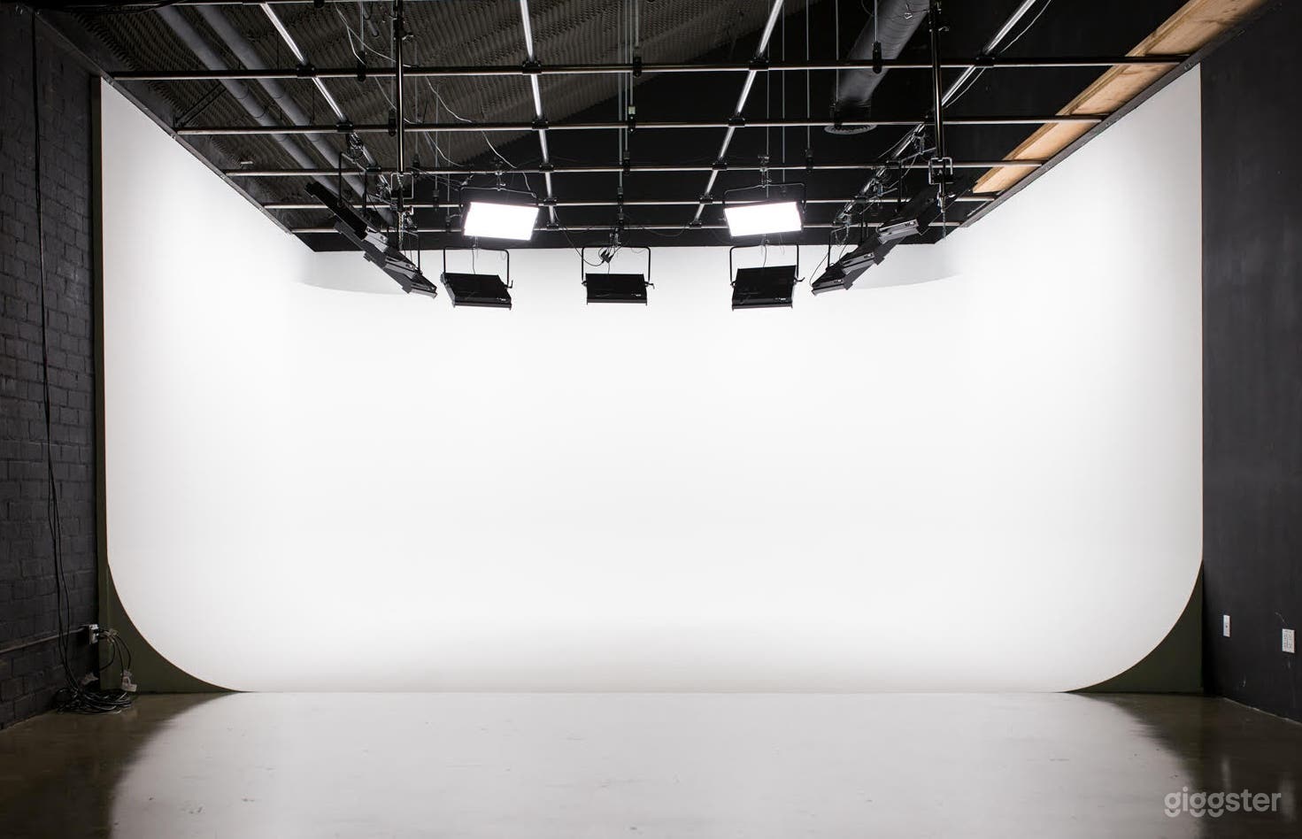 Maximum Studio B Photo 1