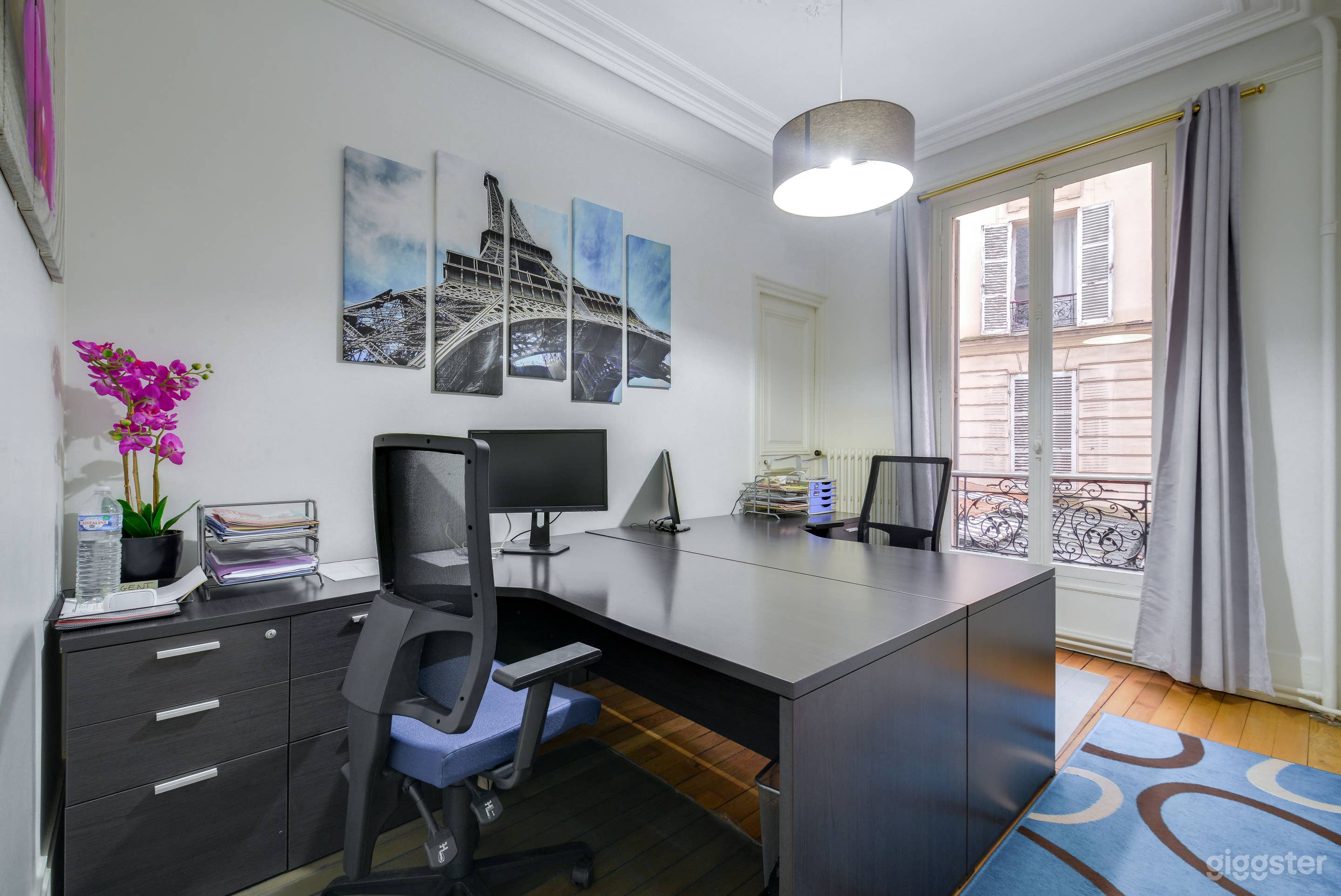 Meeting Space for 2 with Beautiful Natural Light Photo 2