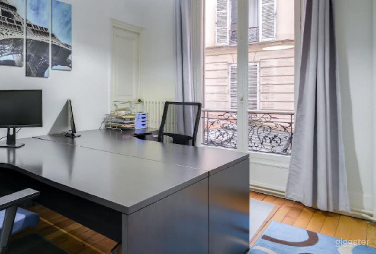 Meeting Space for 2 with Beautiful Natural Light Photo 4