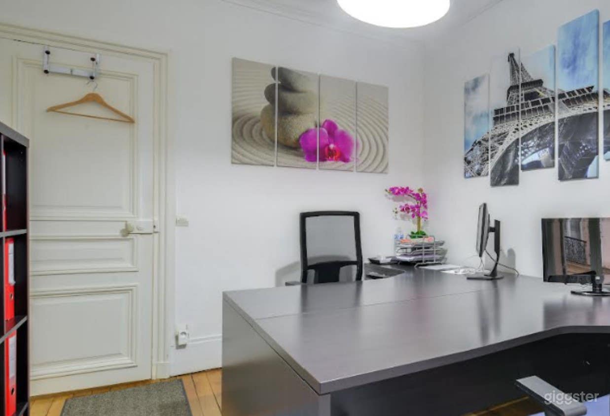 Meeting Space for 2 with Beautiful Natural Light Photo 3