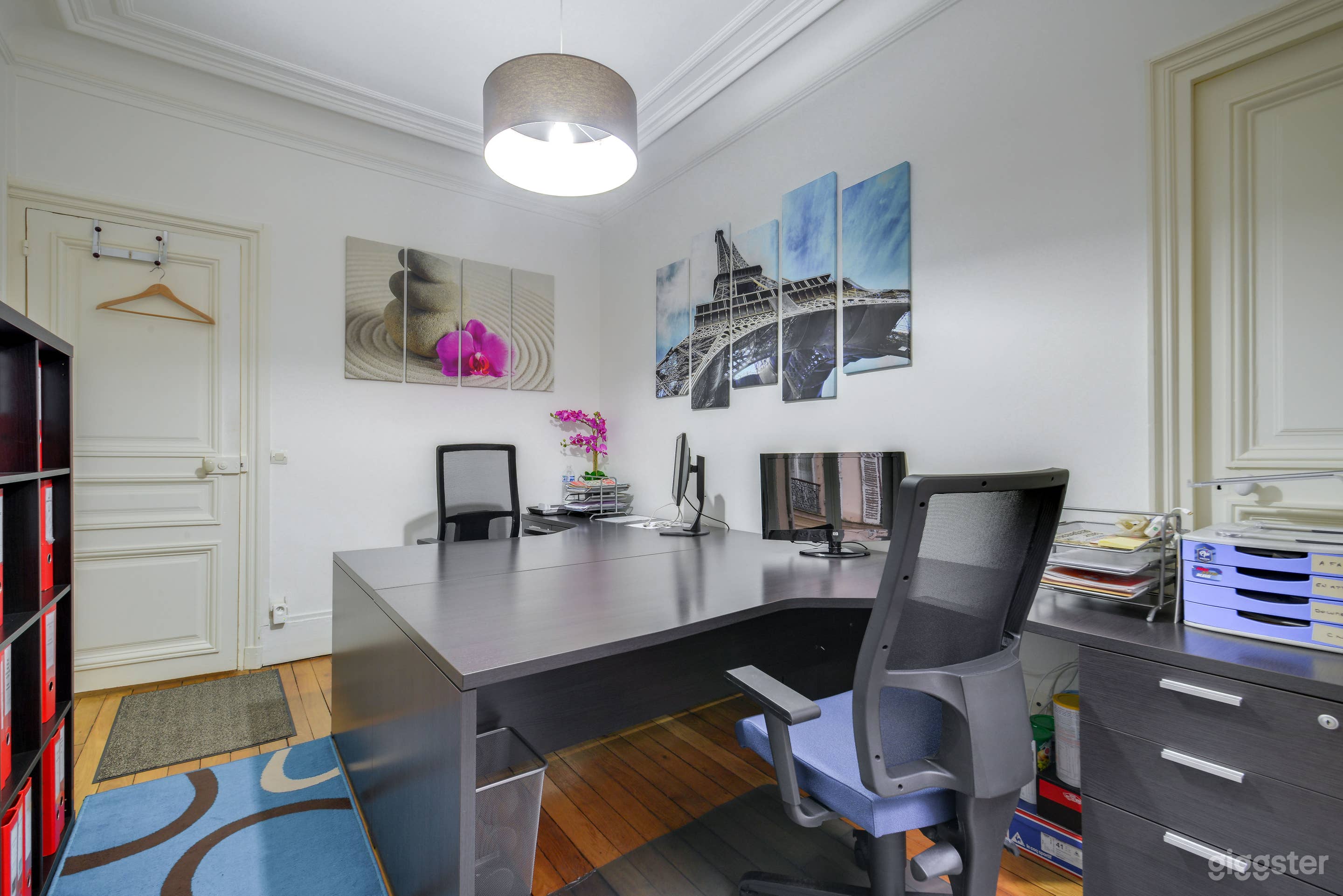 Meeting Space for 2 with Beautiful Natural Light Photo 1