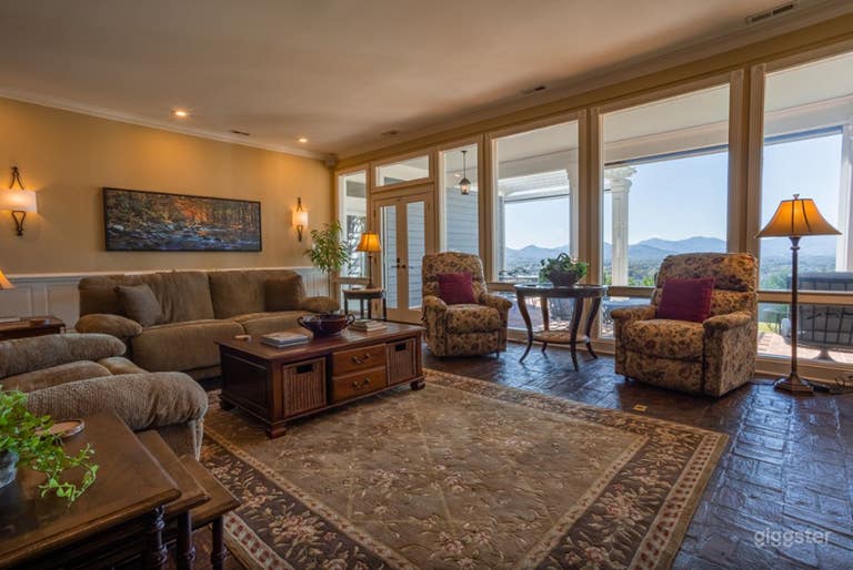  Comfortable French Broad Home 