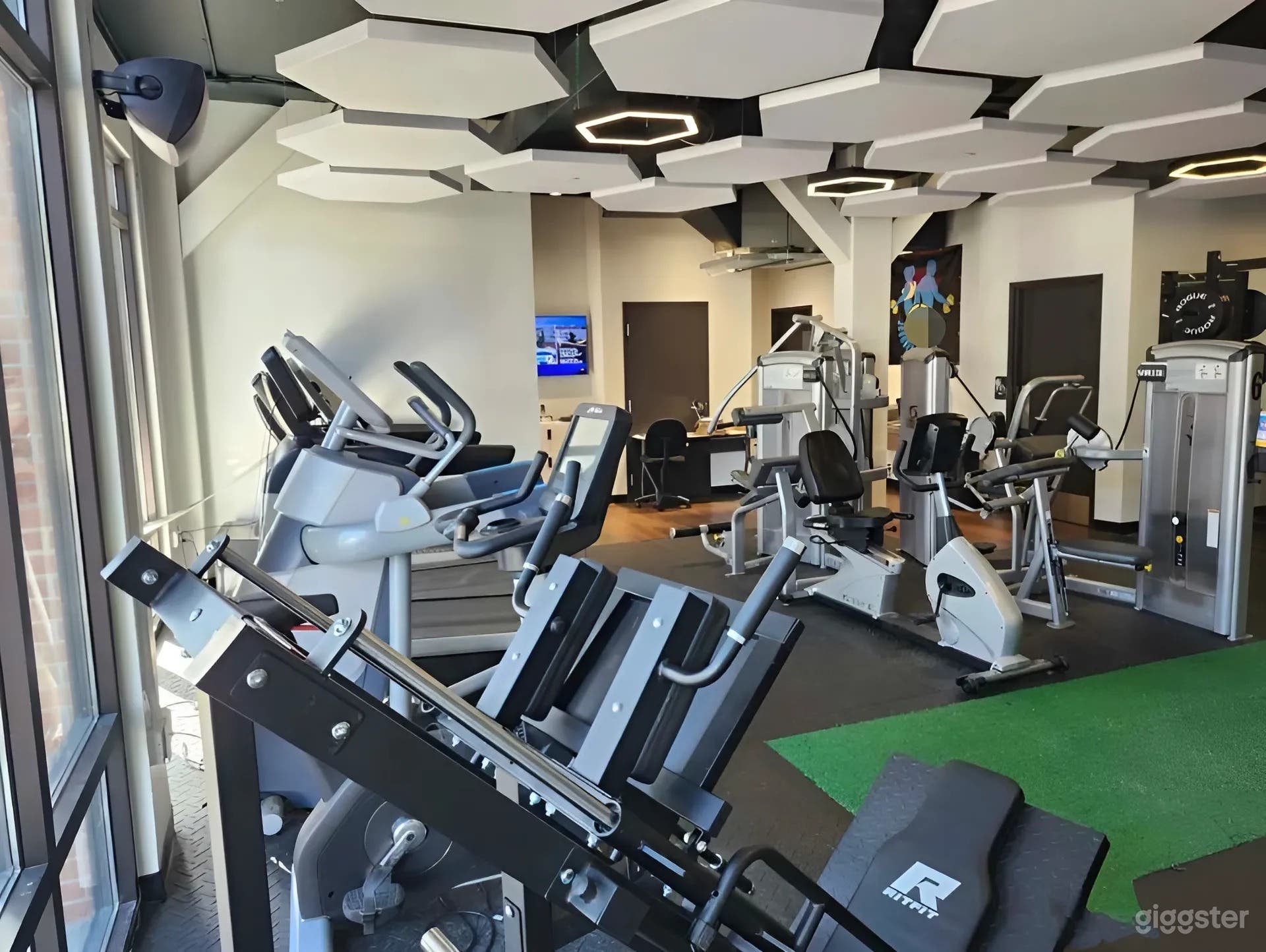 Boutique Fitness &amp; Yoga Studio in St. Petersburg (ENTIRE SPACE) Photo 4