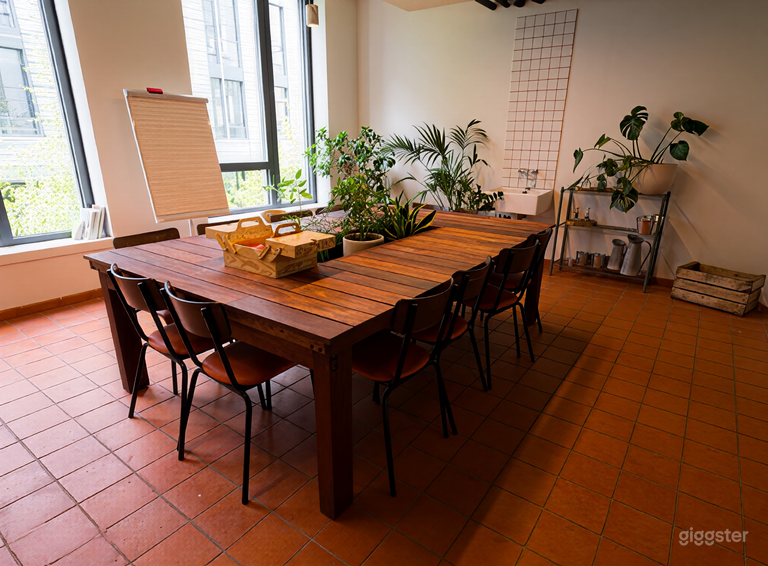  Salle de réunion rustique avec de la verdure naturelle 