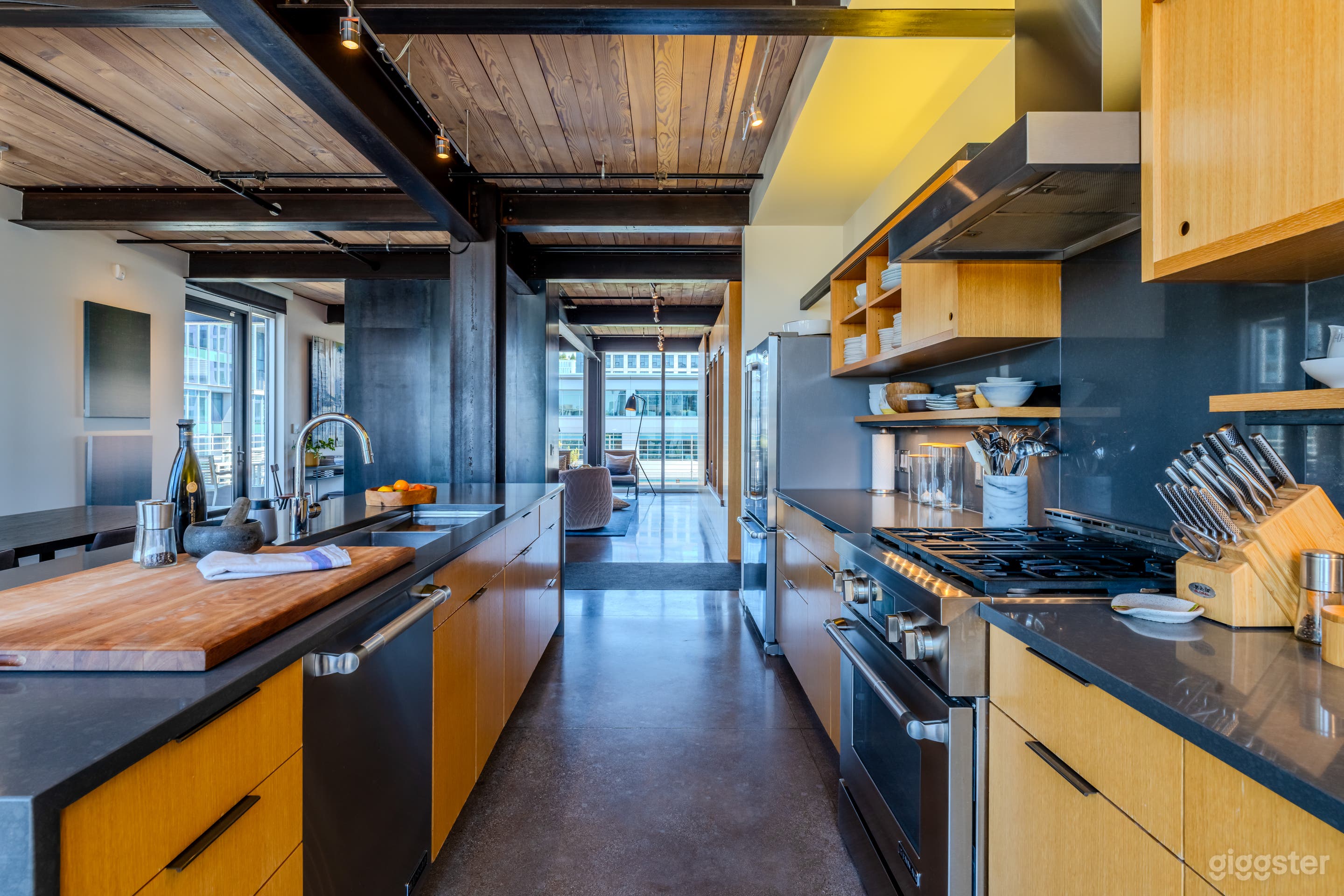 Seattle's Gem || Penthouse with Lake Union View Photo 3
