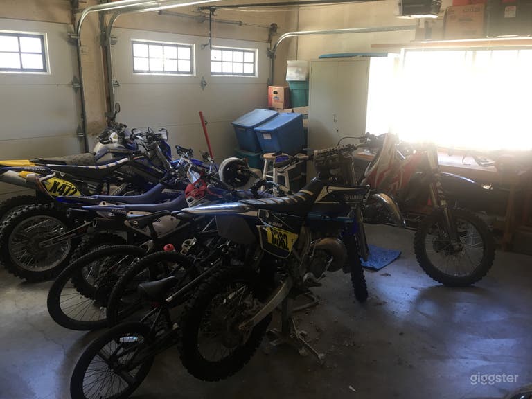  Garage with dirtbikes/motorcycles 🏍  