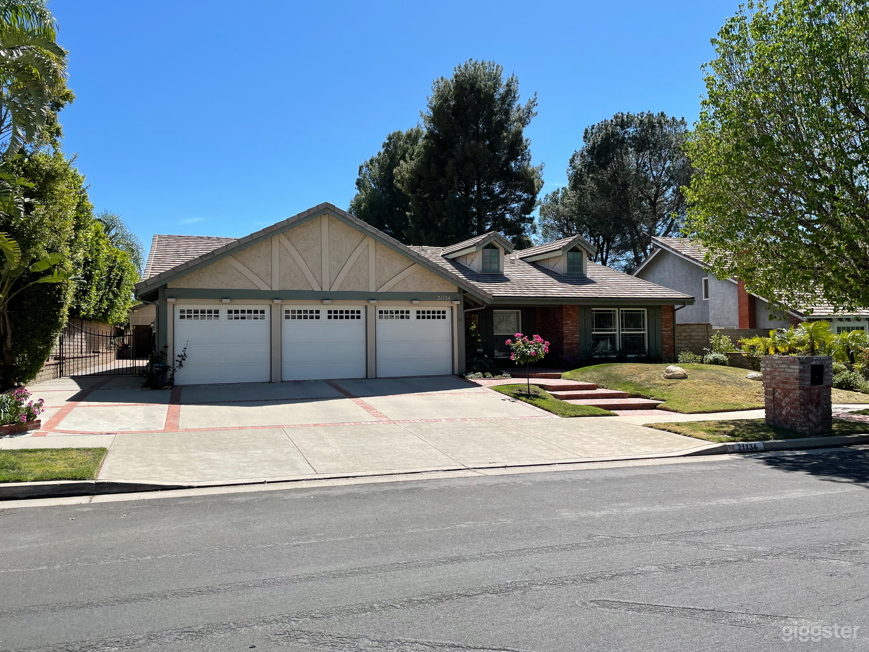 Chatsworth family home, with park-like yard Photo 1