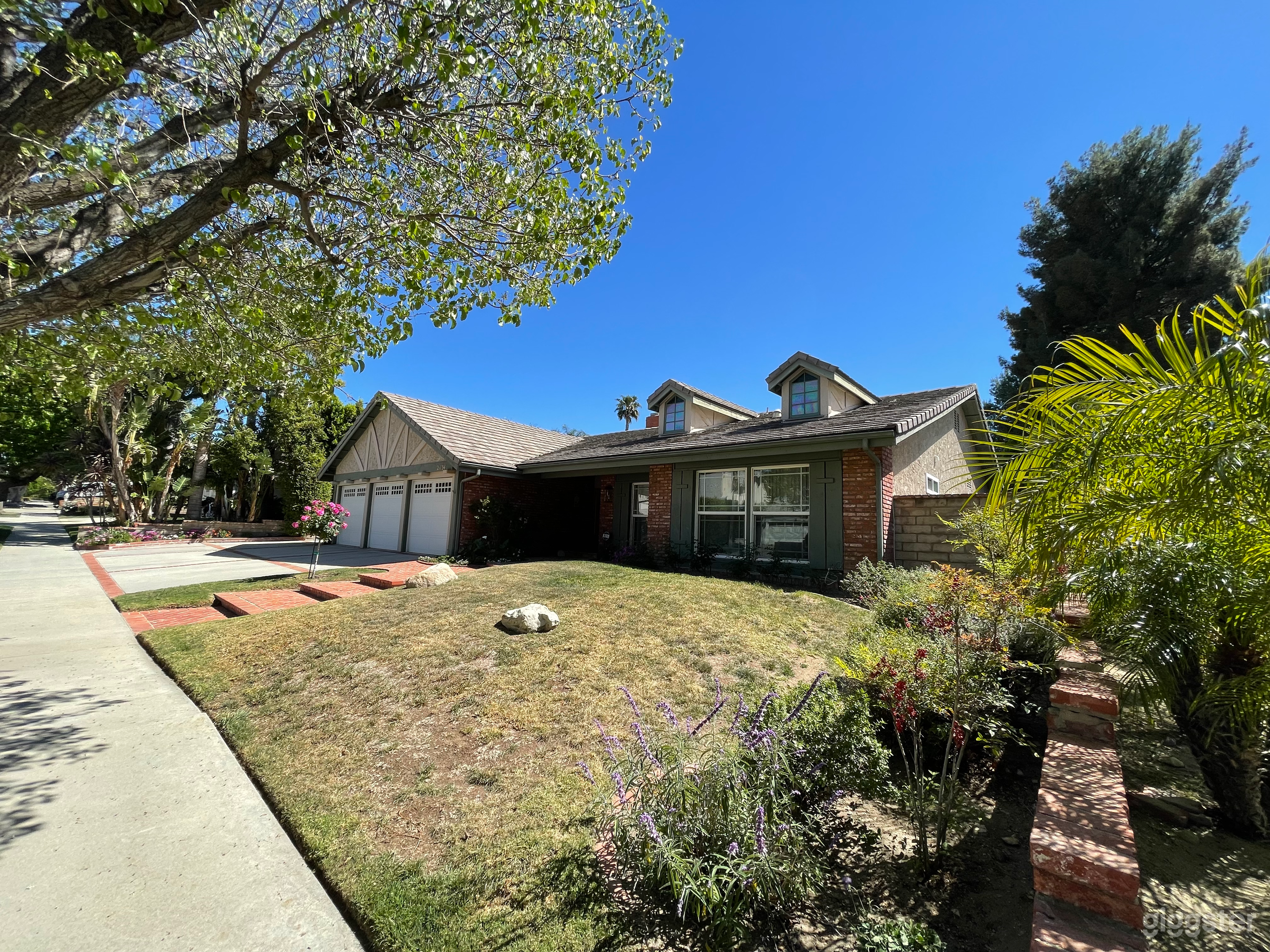 Chatsworth family home, with park-like yard Photo 2