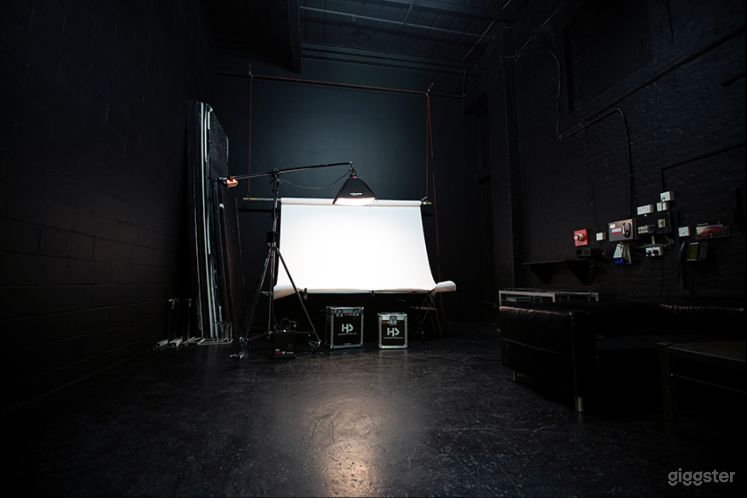 STUDIO 3 Black Out Photo 1