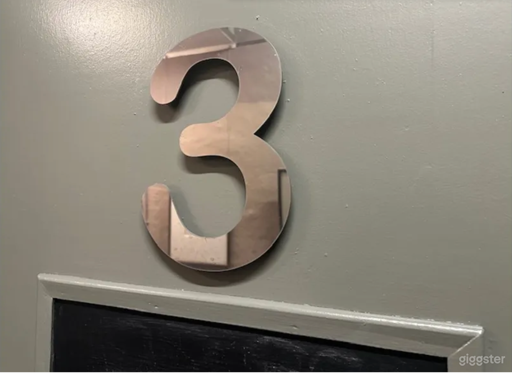 STUDIO 3 Black Out Photo 3