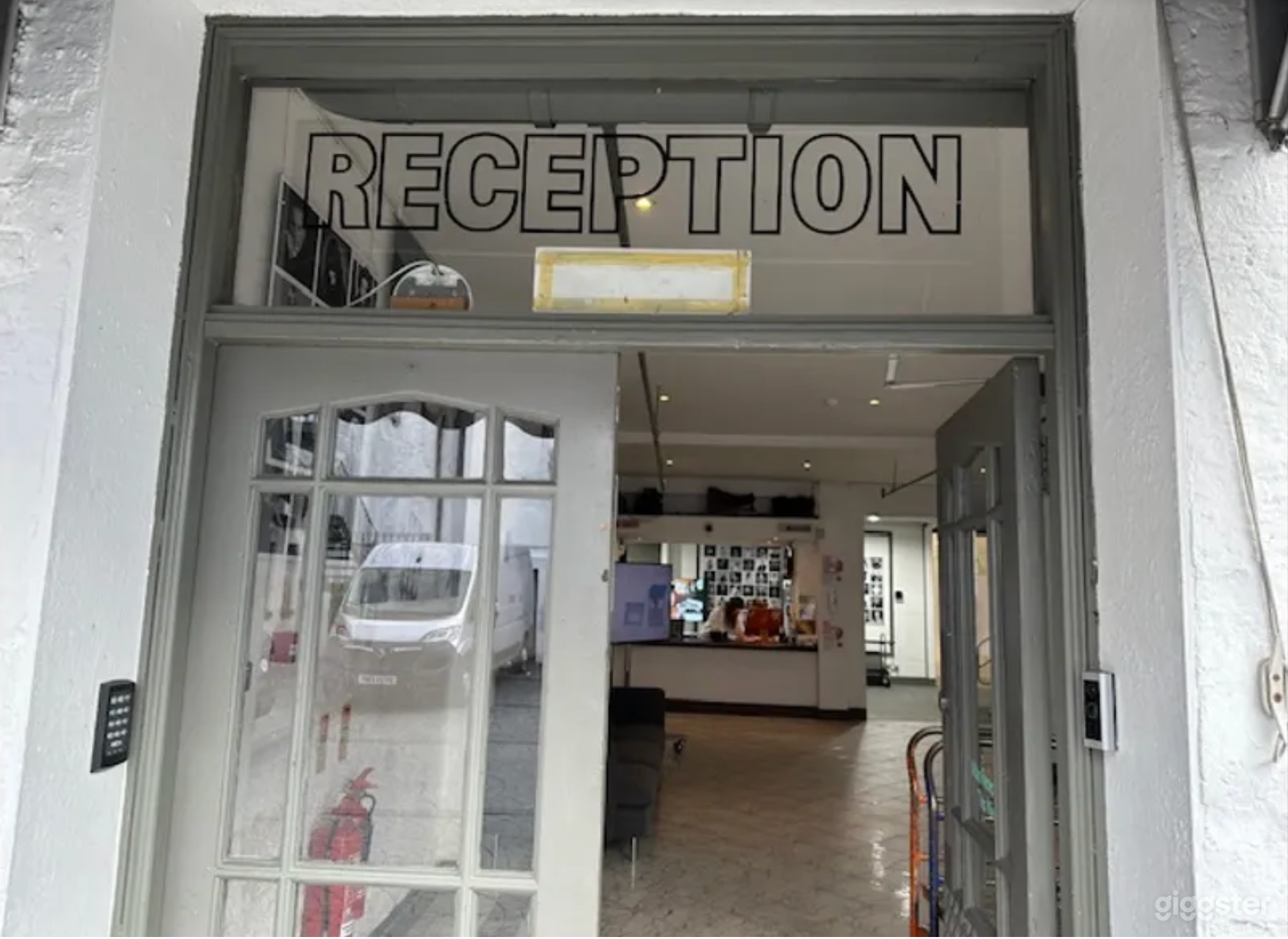 STUDIO 3 Black Out Photo 4