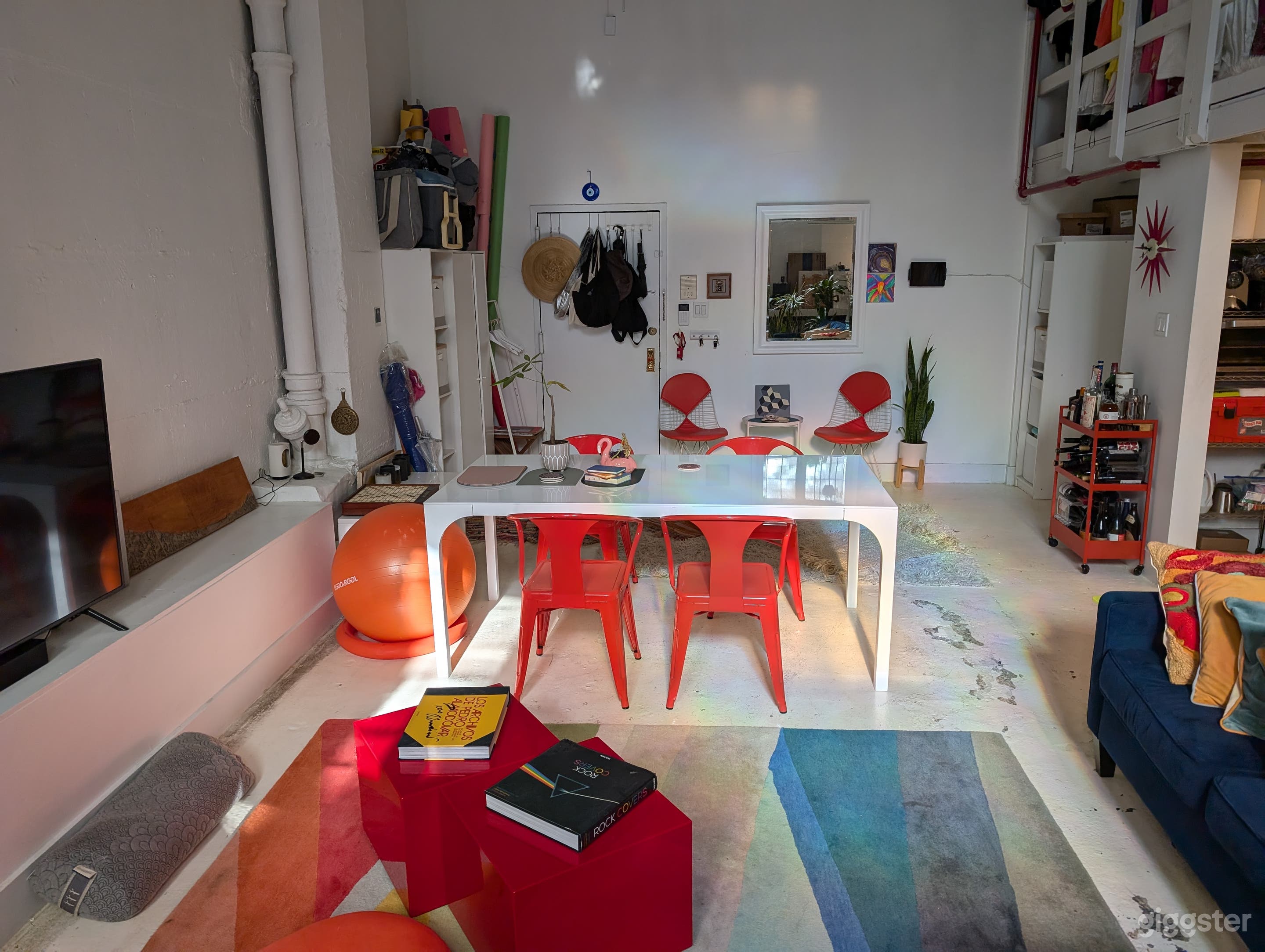 Artistic and creative LOFT Space Photo 2