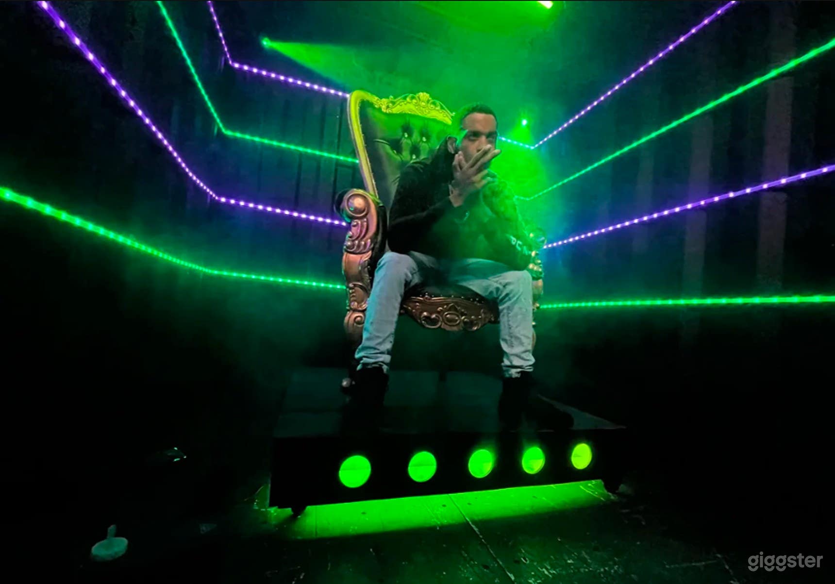 LED LIGHT WALL ROOM (smoking allowed) Photo 3