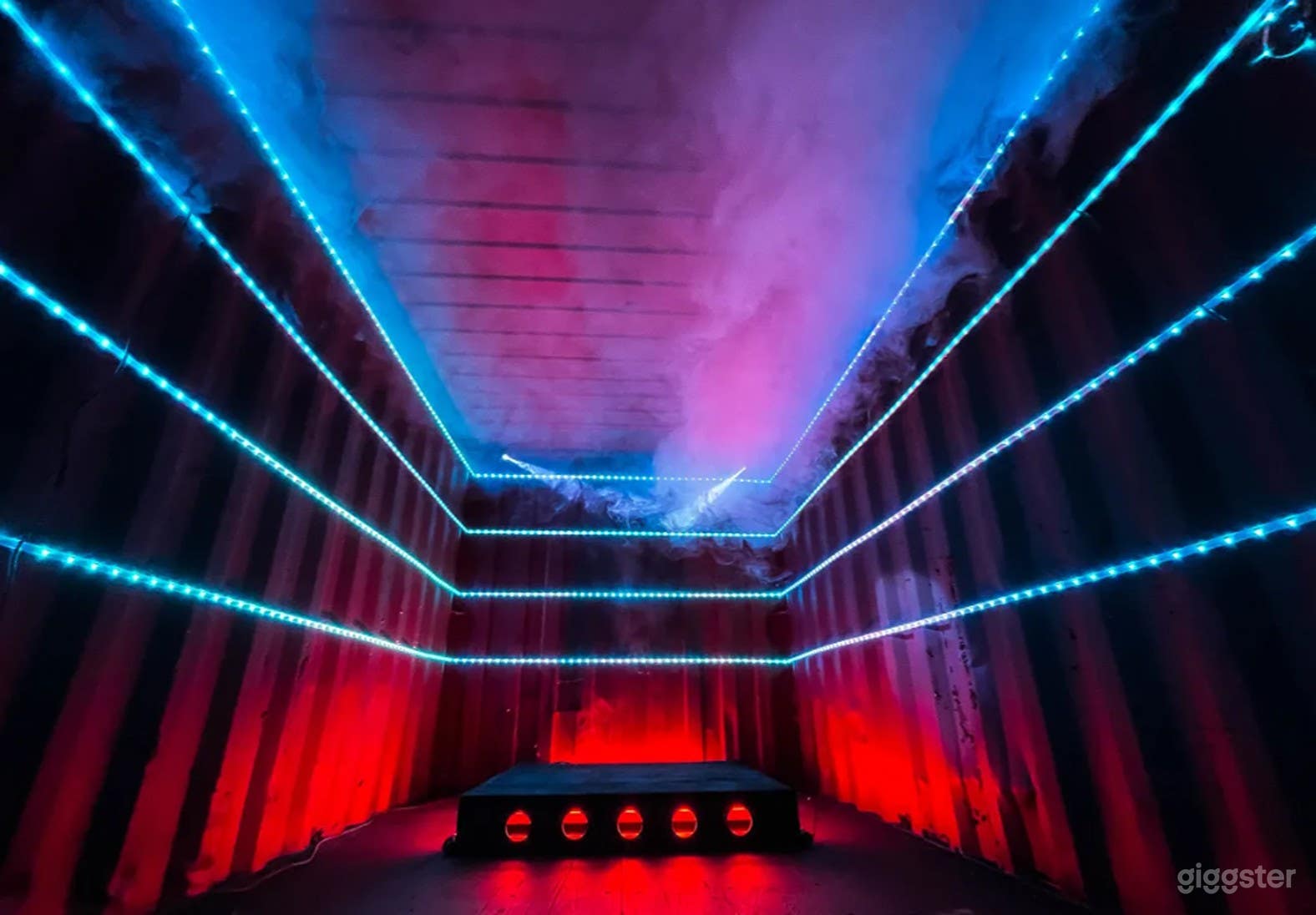 LED LIGHT WALL ROOM (smoking allowed) Photo 2