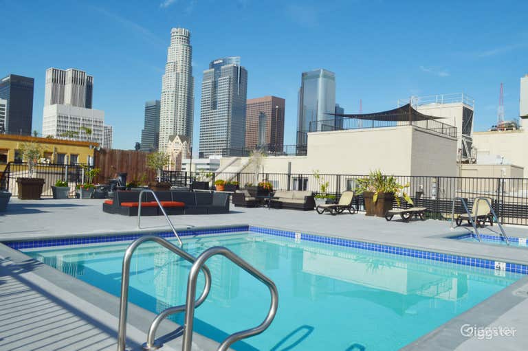  A Rooftop pool and jacuzzi in a Vibrant Penthouse 