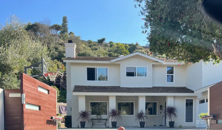  Charming Two-story House with Terrace 