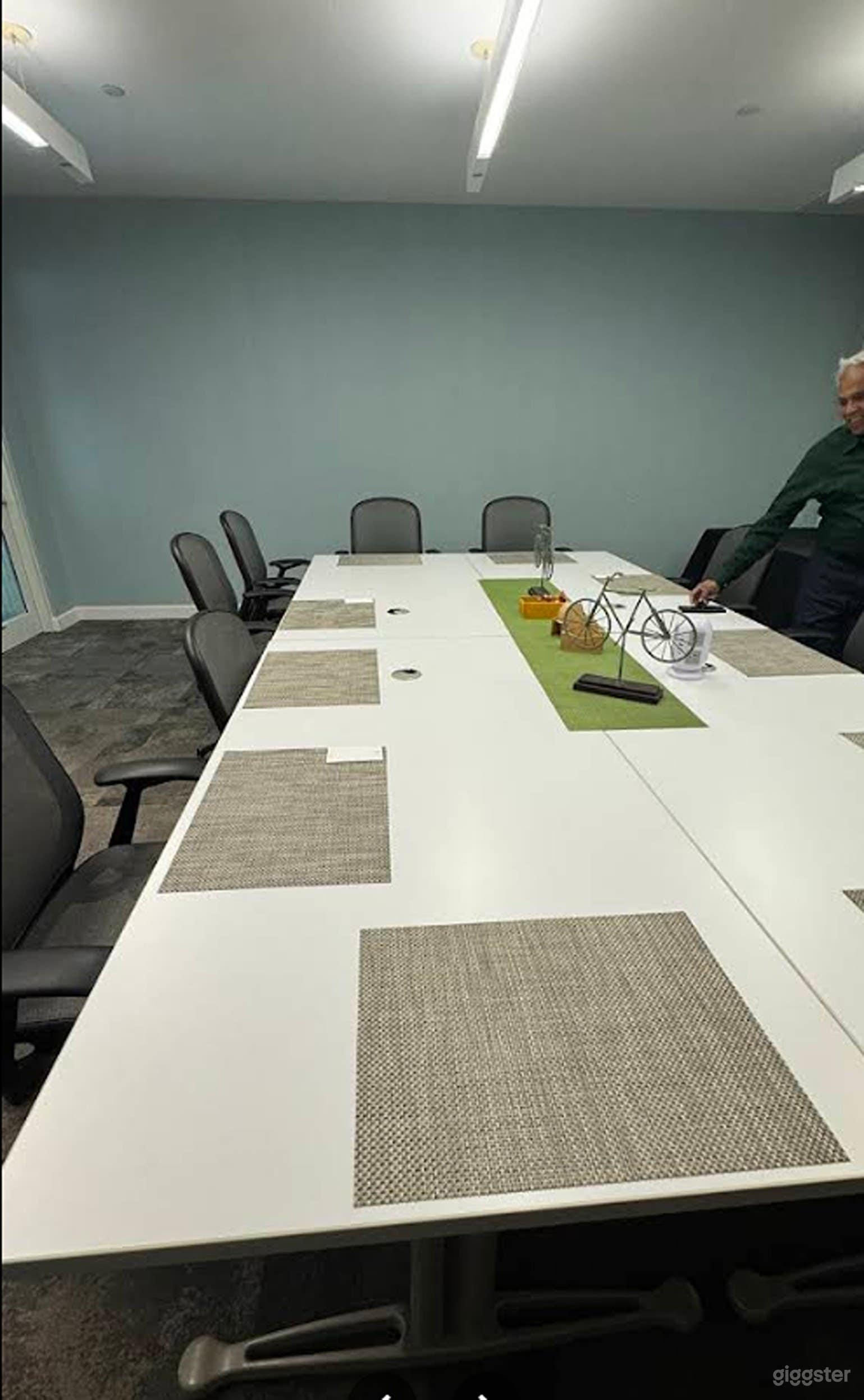 Review Meeting Room Photo 4