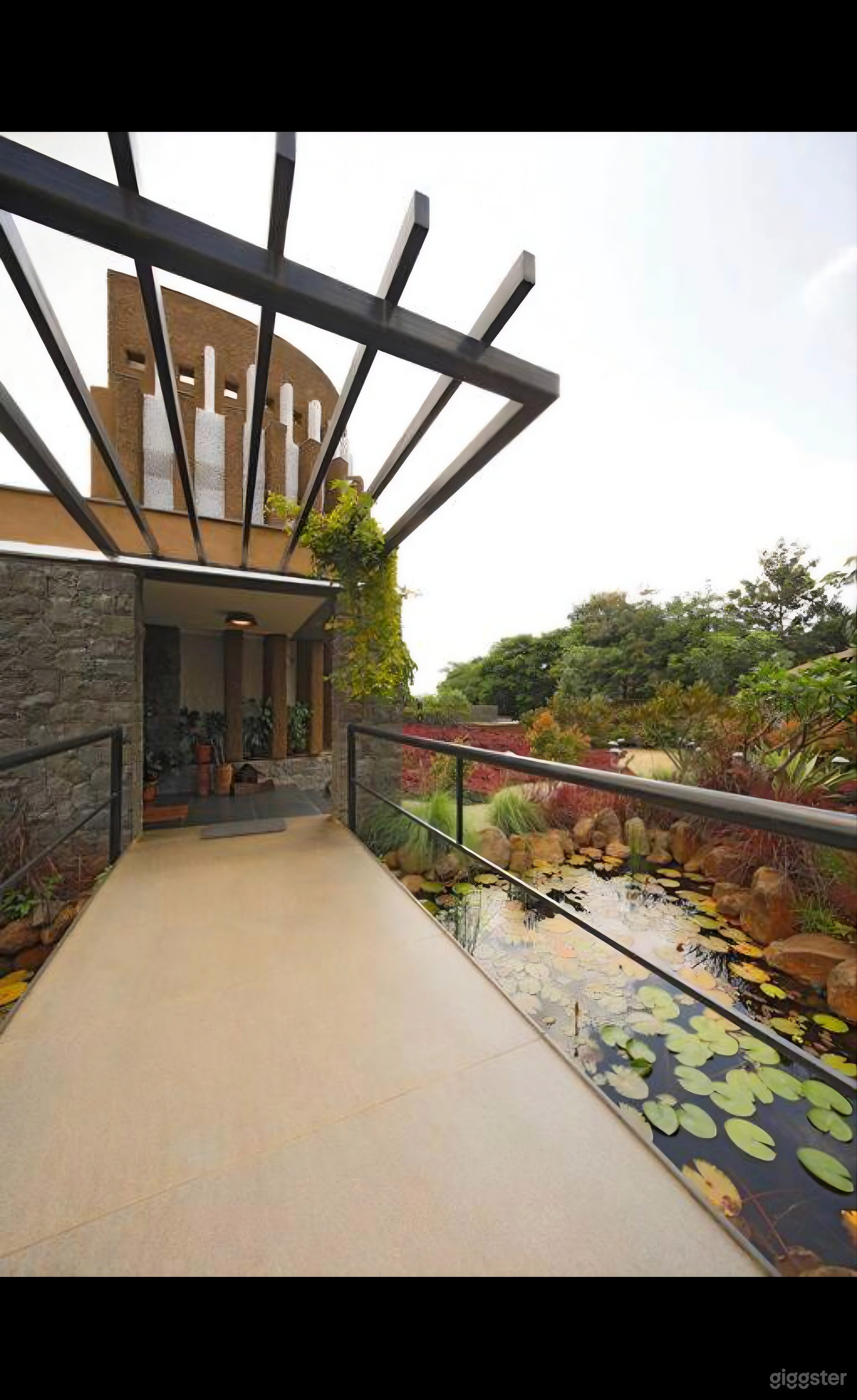 Beautiful Mid Century Villa Photo 1