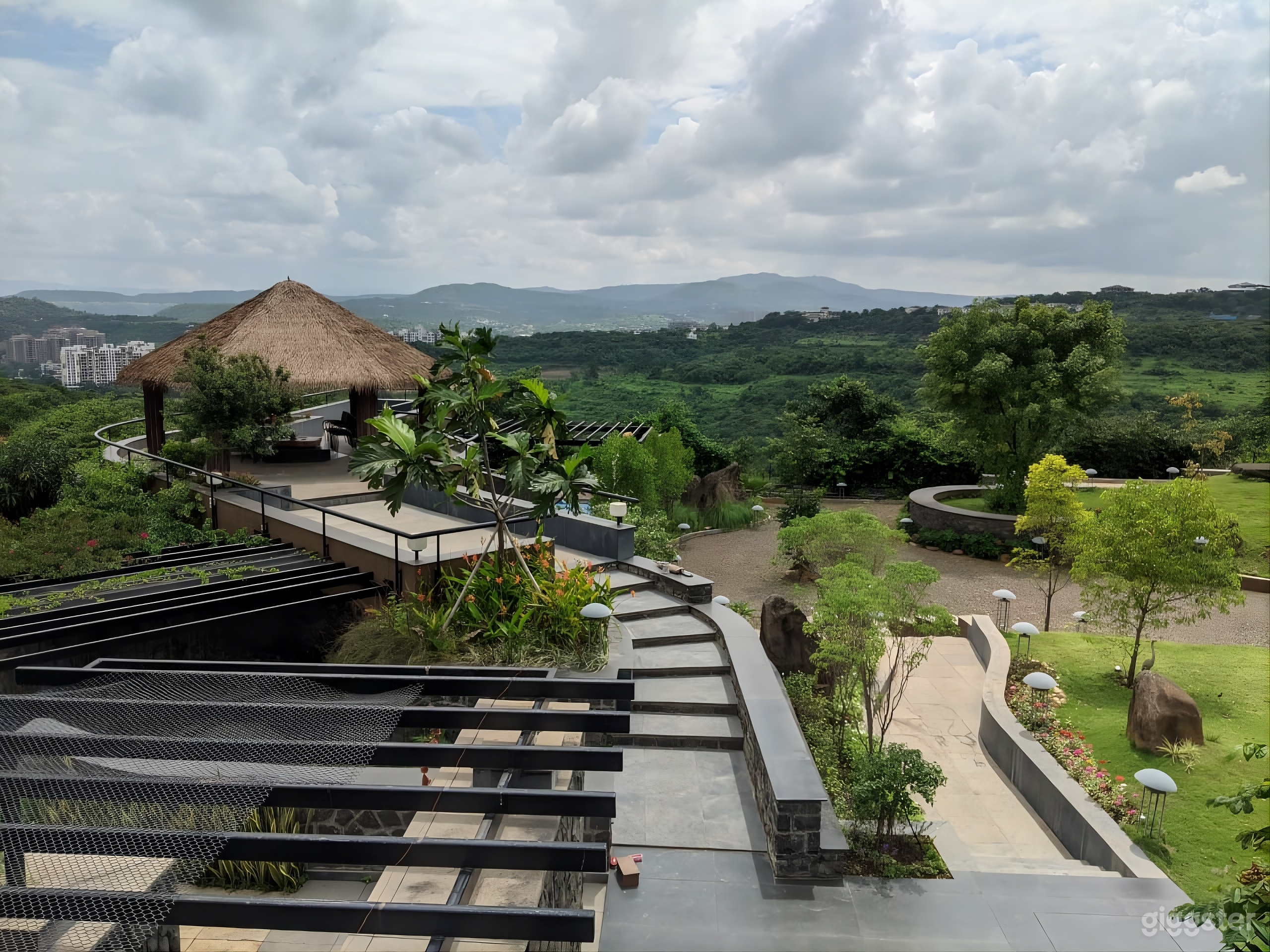 Beautiful Mid Century Villa Photo 3