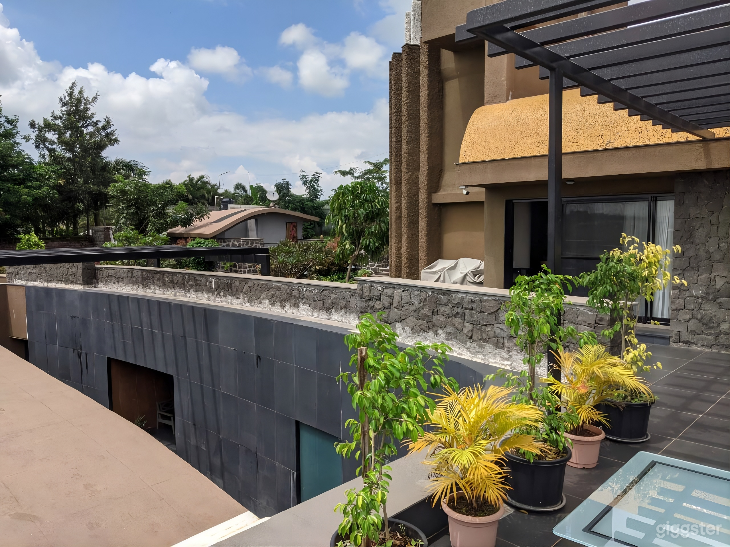 Beautiful Mid Century Villa Photo 4