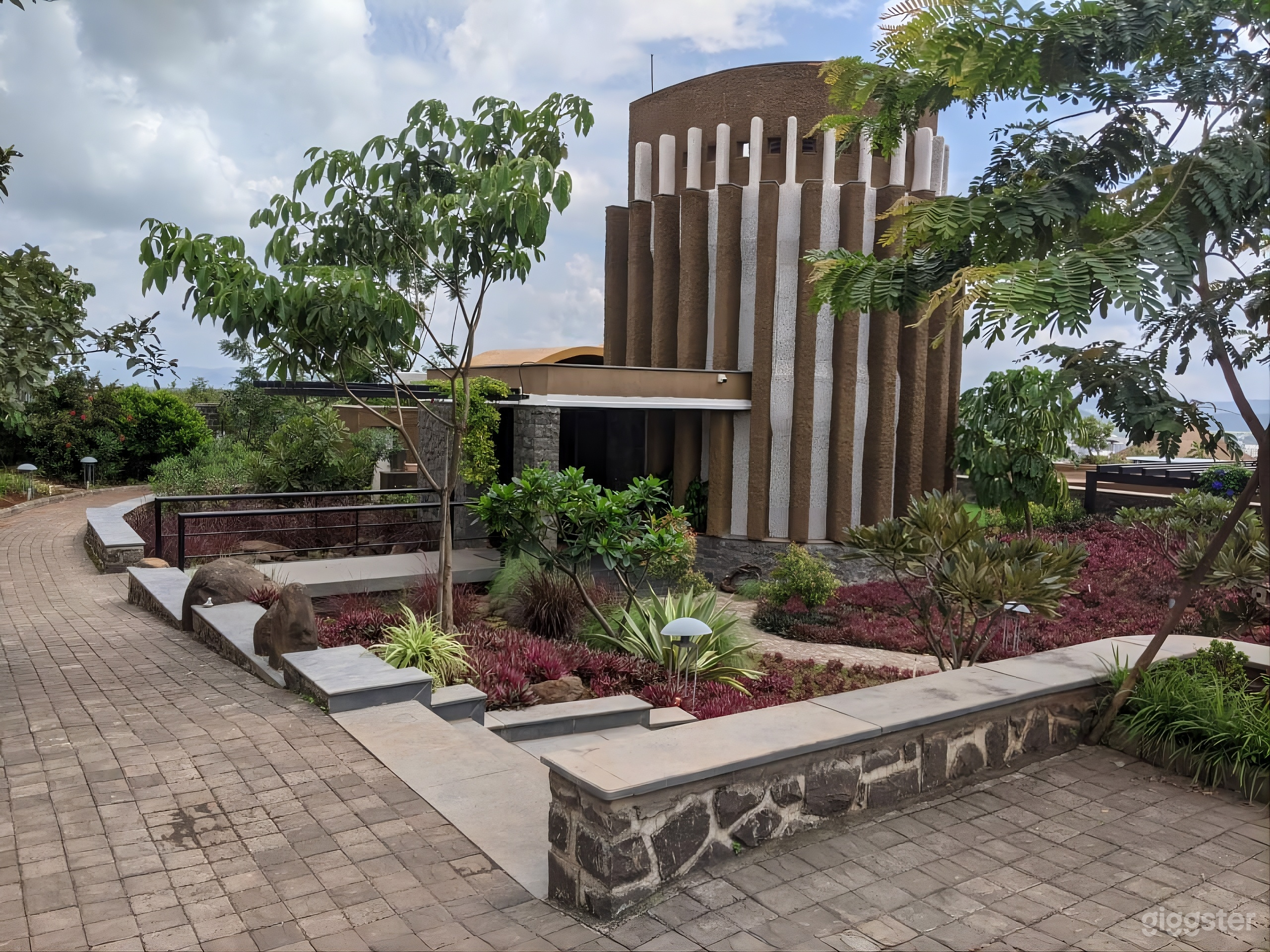 Beautiful Mid Century Villa Photo 2