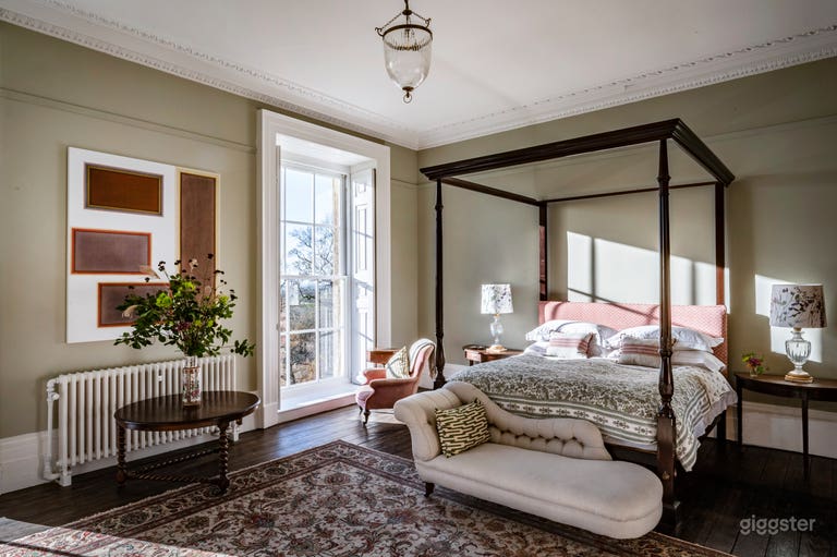  Georgian Estate With High Ceilings and Original Features 