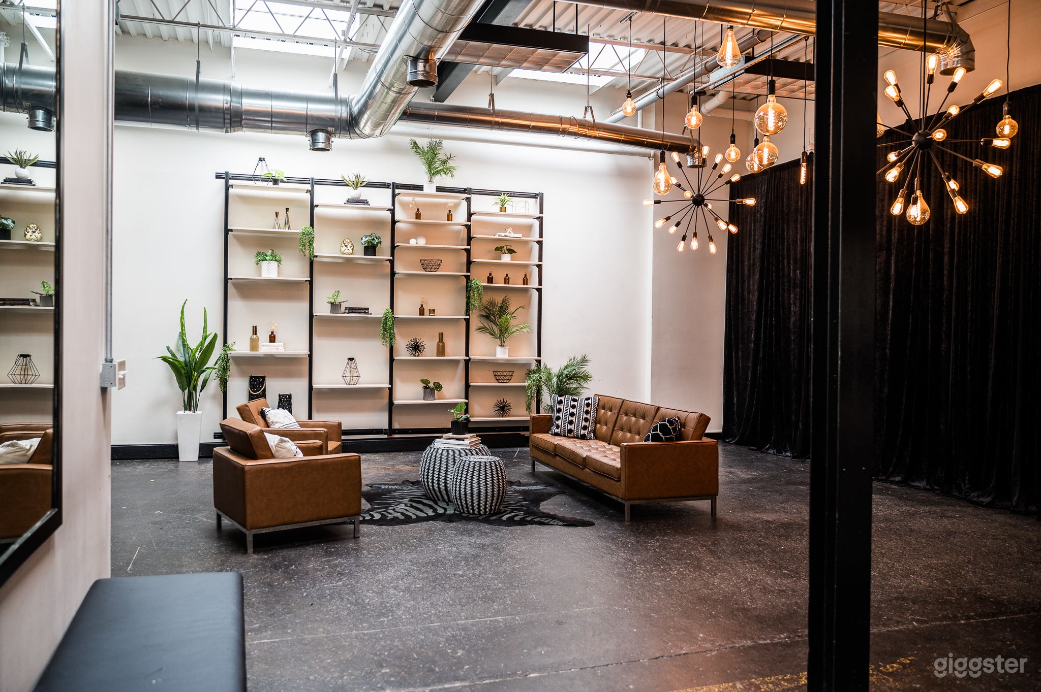 Modern Chic Loft | Events, Corporate Meetings & Productions Photo 3