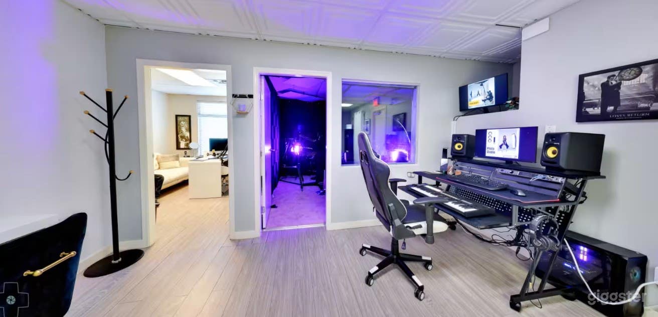 Photo Studio w/ Lighting &amp; Backdrop in Coquitlam Photo 2