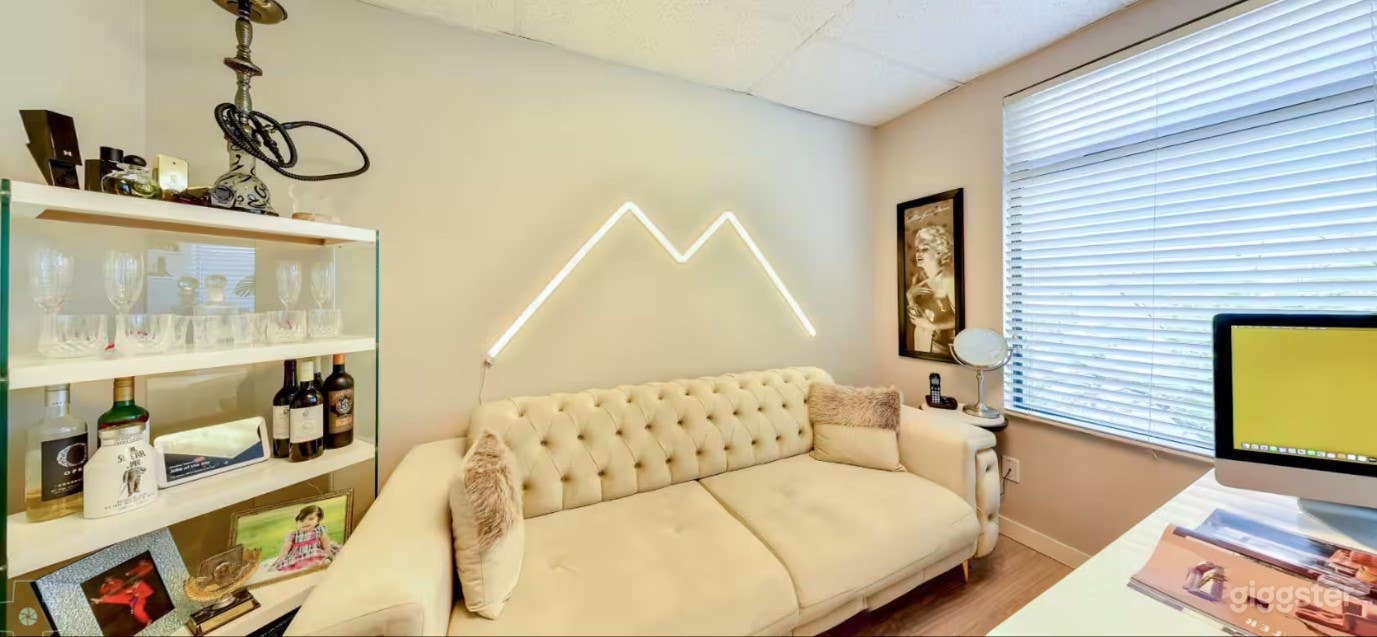 Photo Studio w/ Lighting &amp; Backdrop in Coquitlam Photo 4