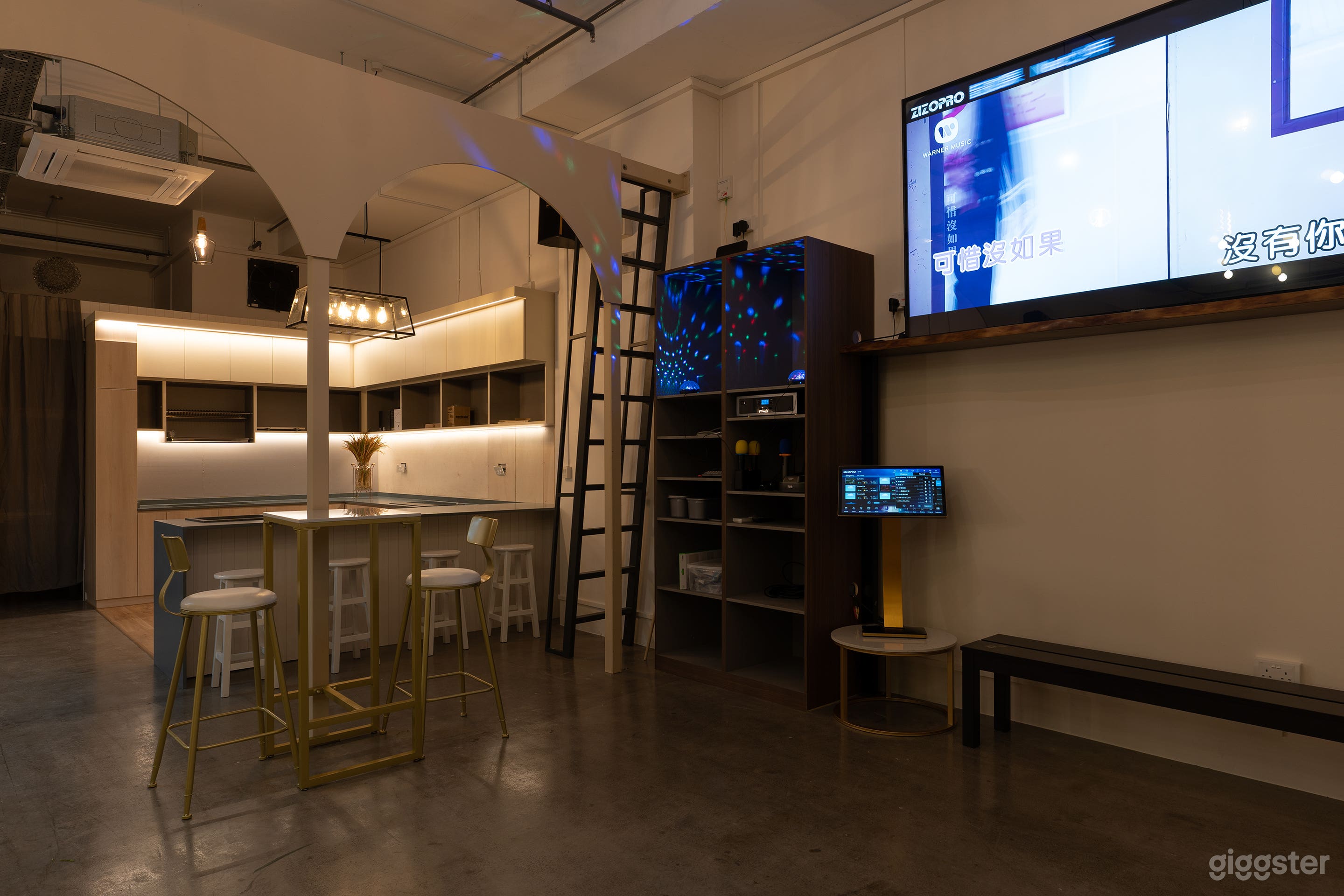 Warm & Welcoming Ambience for Film & Photo Shoots Photo 3