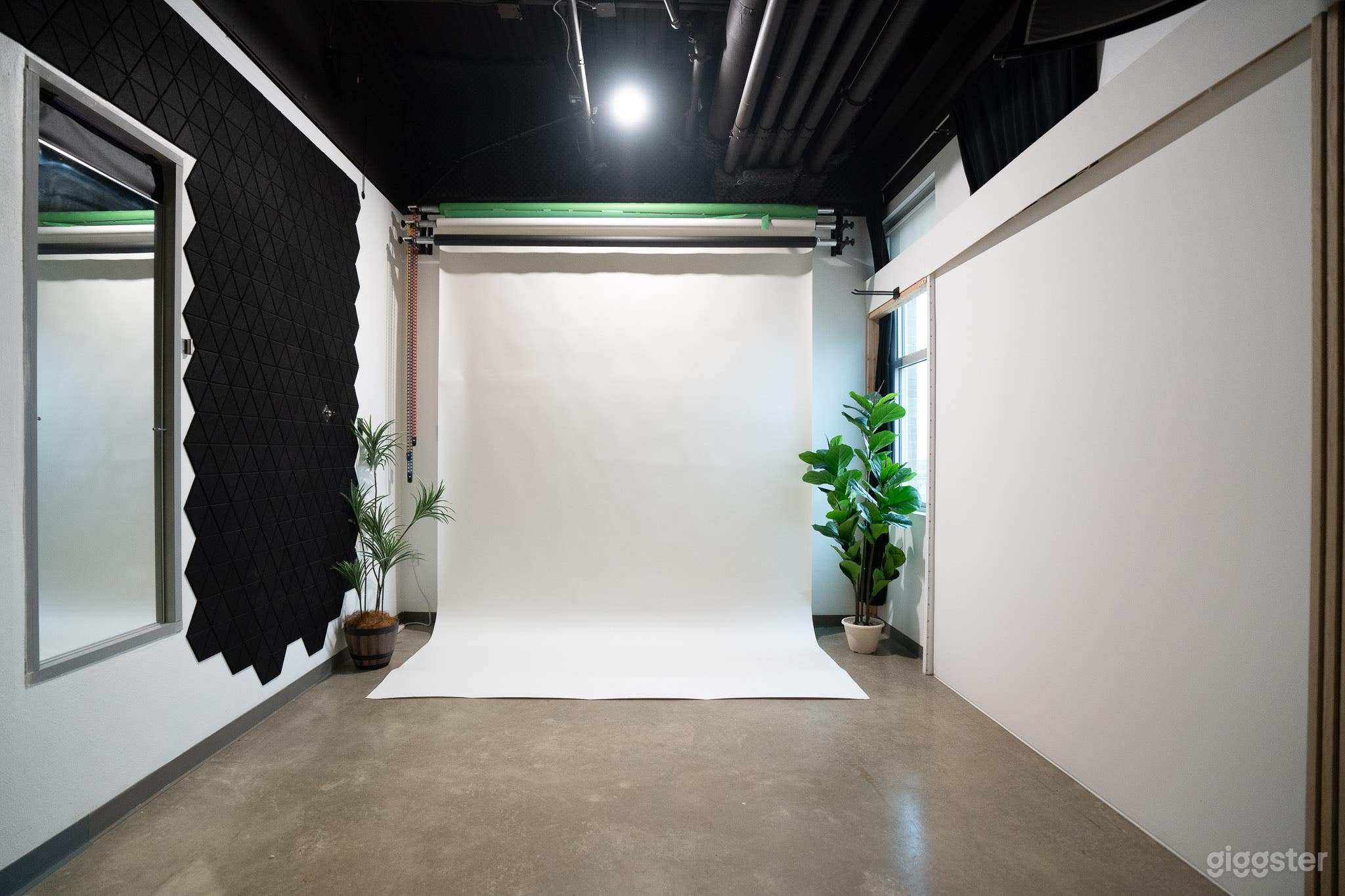Cozy &amp; Customizable Production Studio on Grapevine Photo 1