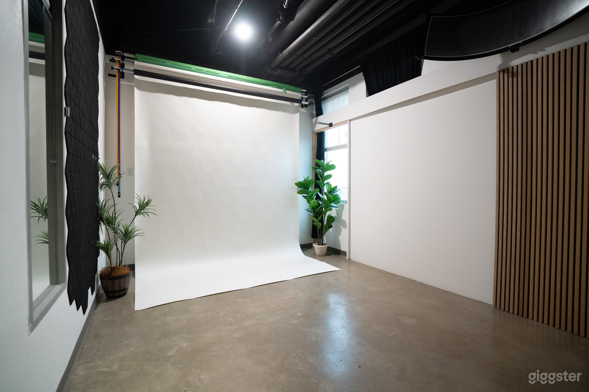 Cozy &amp; Customizable Production Studio on Grapevine Photo 2