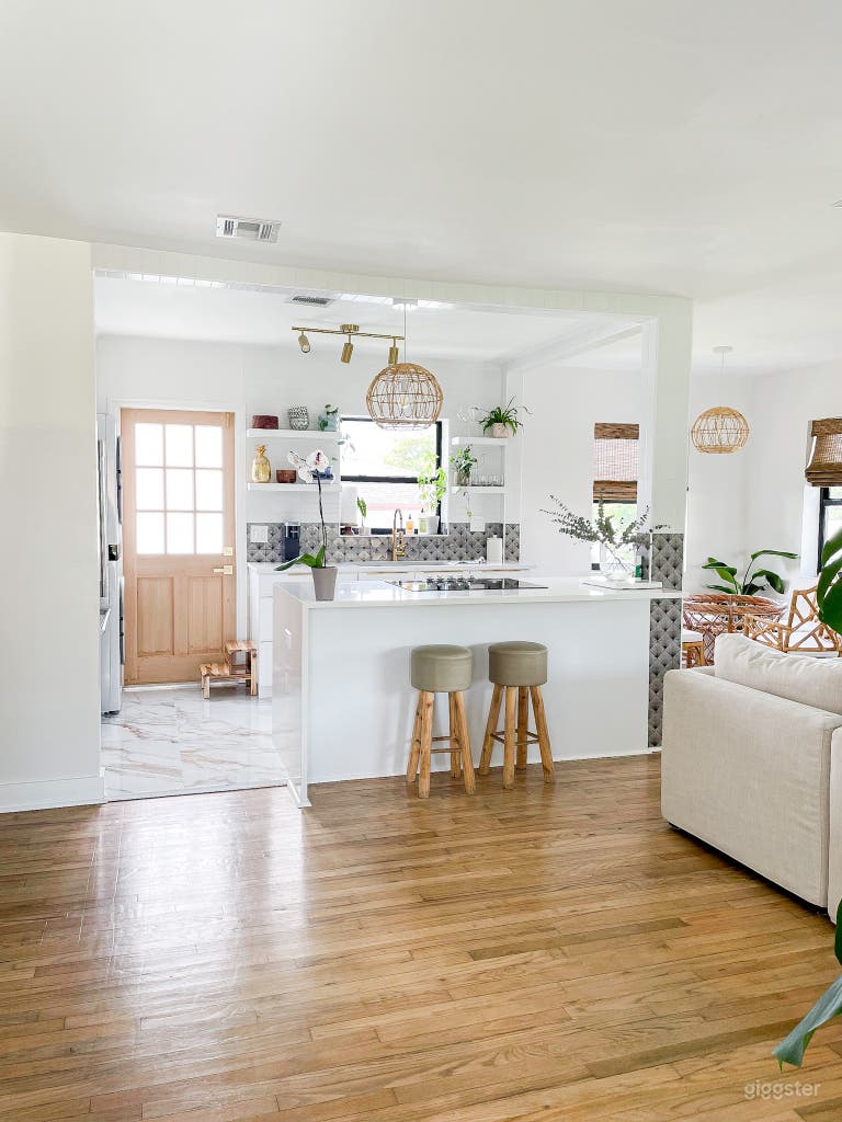  Cozy Mid-Century Modern Home 