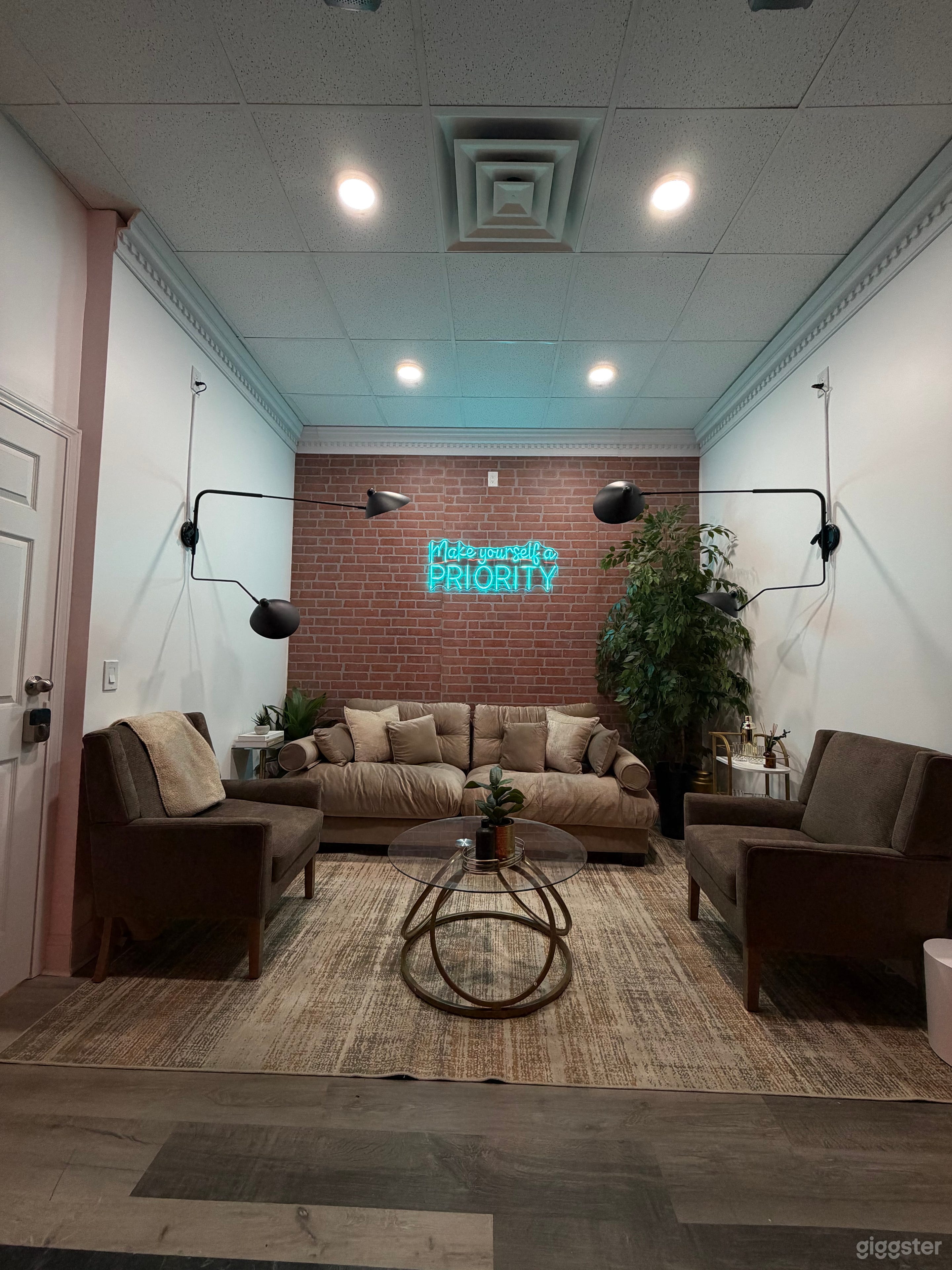 Modern Production Photography/Video Studio ENTIRE STUDIO Photo 4