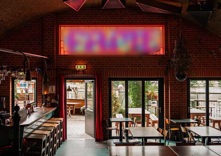  Restaurante-Bar con Encanto Urbano y Estilo Moderno 