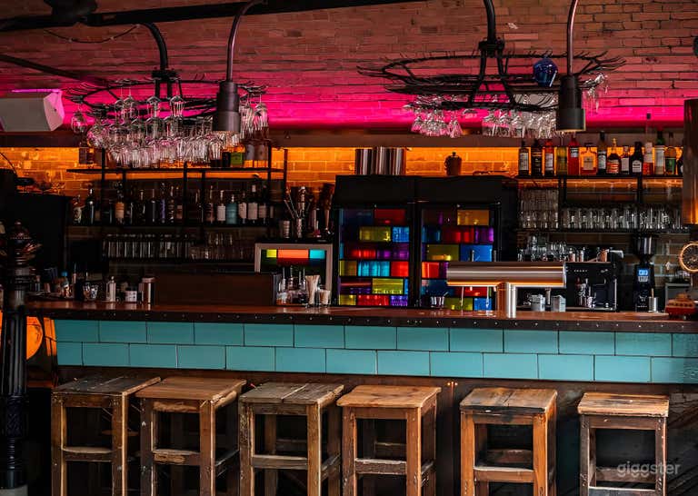  Restaurante-Bar con Encanto Urbano y Estilo Moderno 