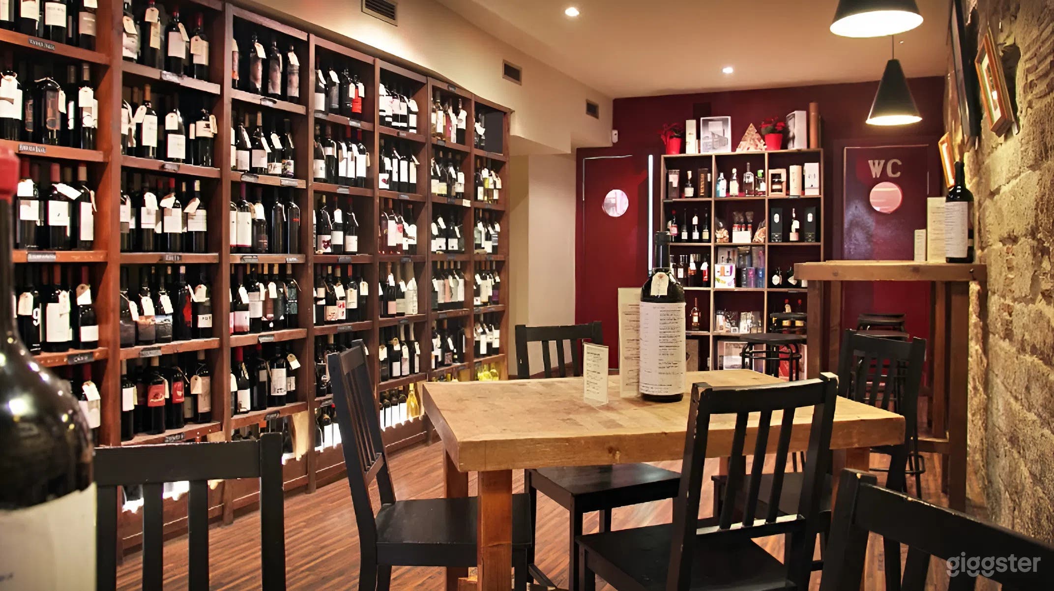 Bar de Vinos Rústico con Paredes de Piedra en Barcelona Foto 4