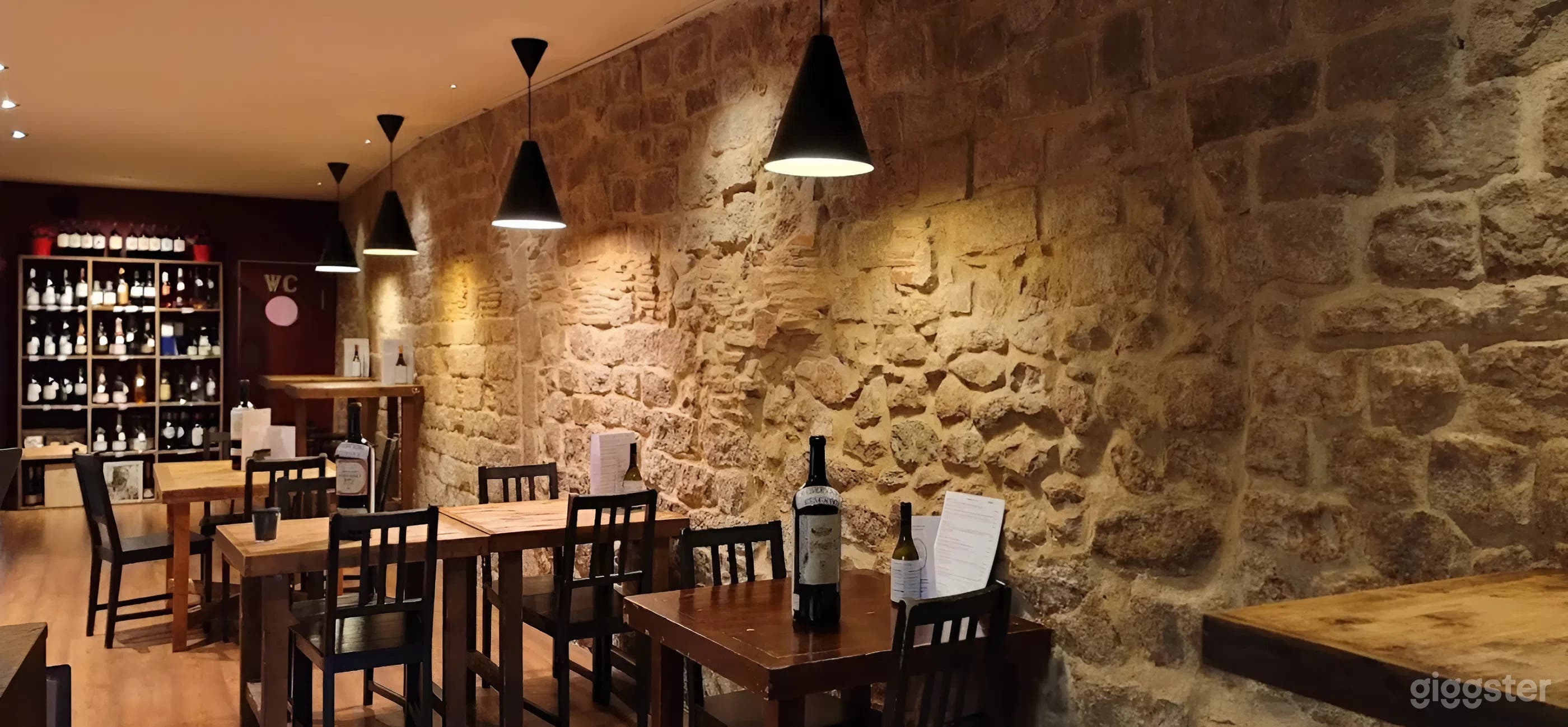 Bar de Vinos Rústico con Paredes de Piedra en Barcelona Foto 3